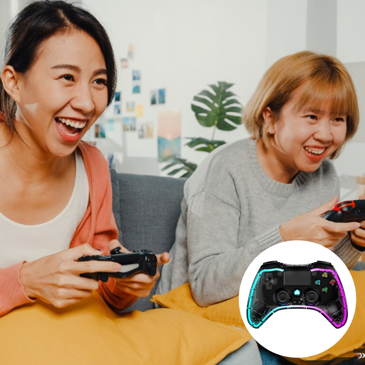 Zwei Frauen spielen ein Spiel. Eine hat einen schwarzen Controller, die andere einen Controller mit blauem und rosa Licht.