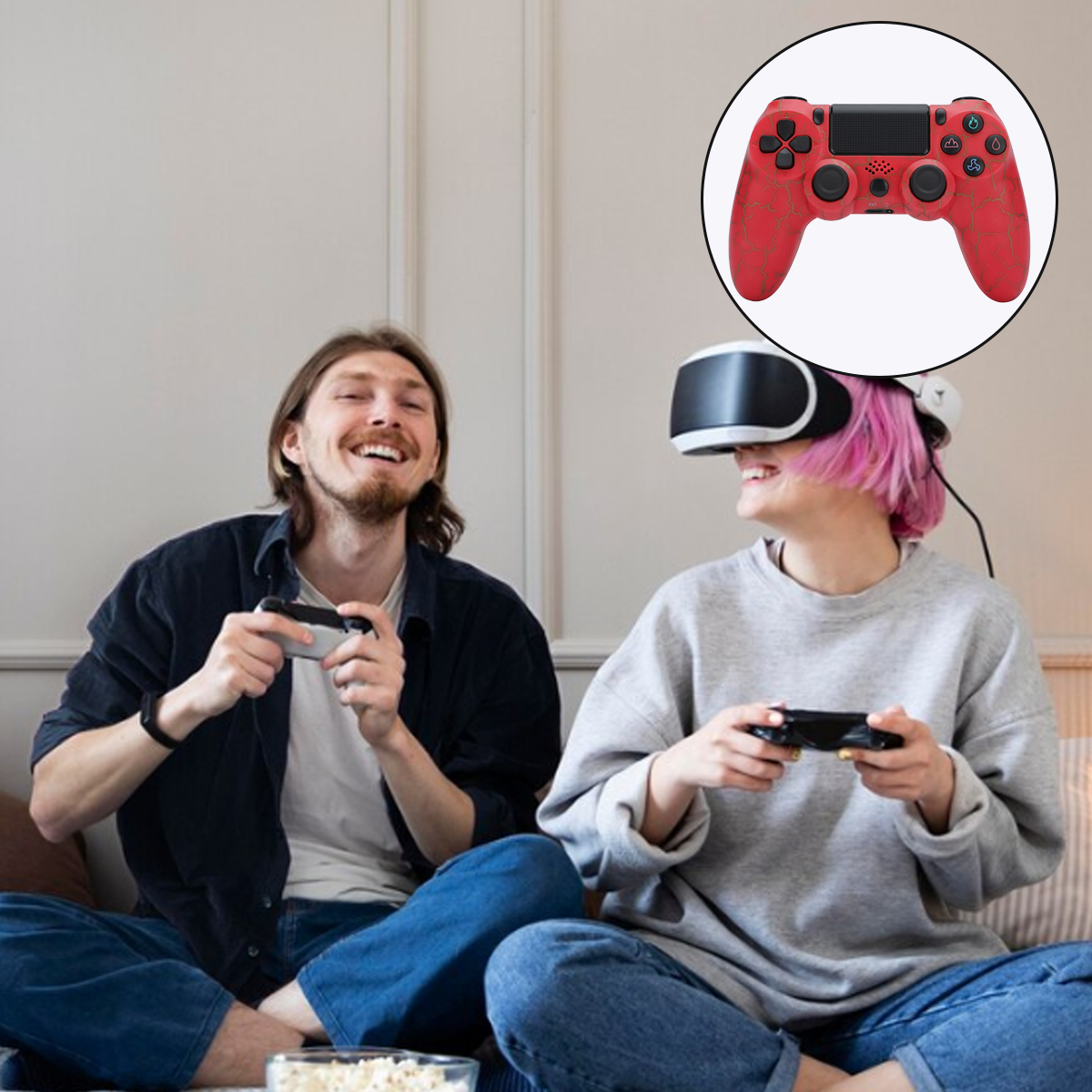 Zwei Personen spielen Videospiele. Einer trägt ein VR-Headset, der andere hält einen Controller.