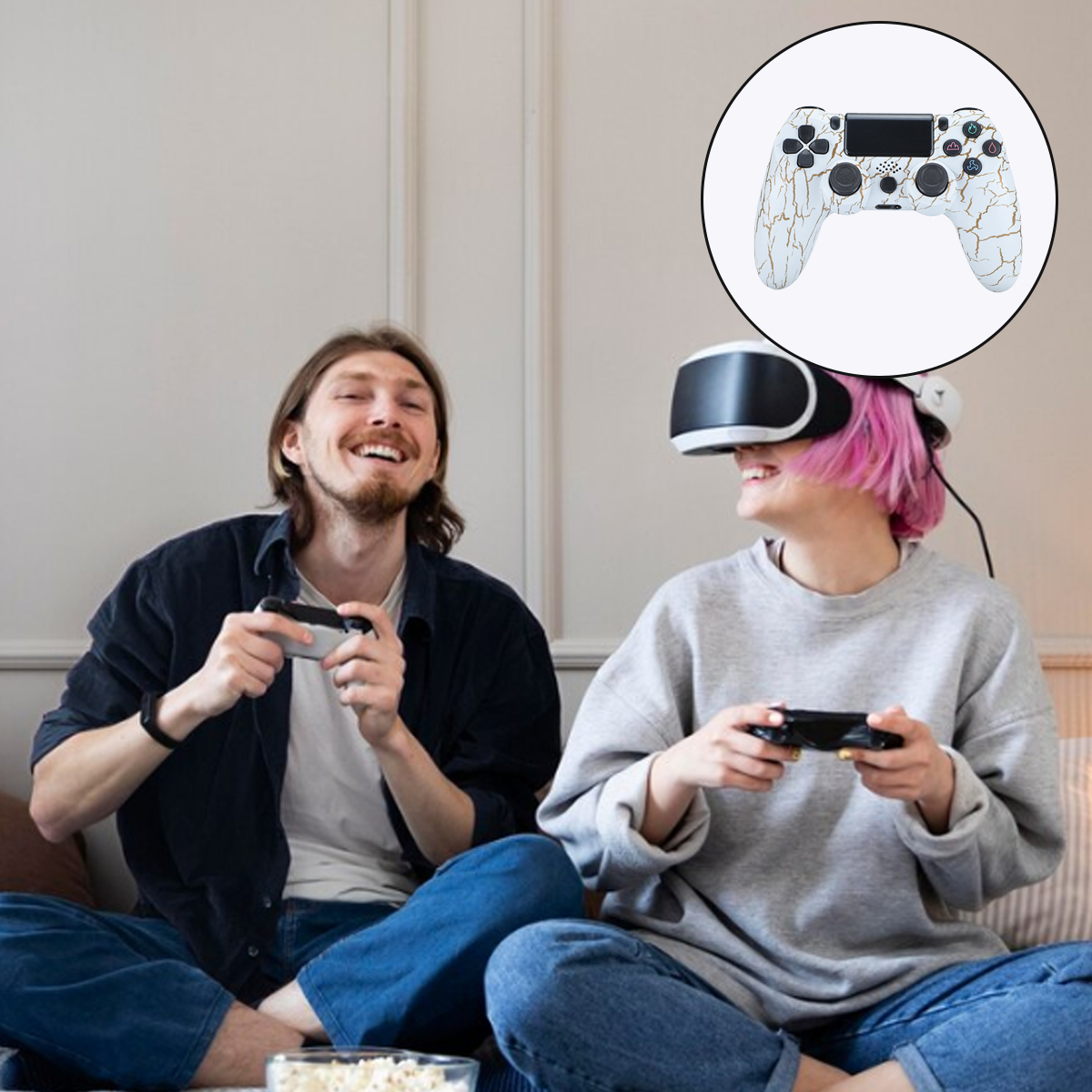 Zwei Personen spielen Videospiele mit Controllern und VR-Headset. Einer lacht.
