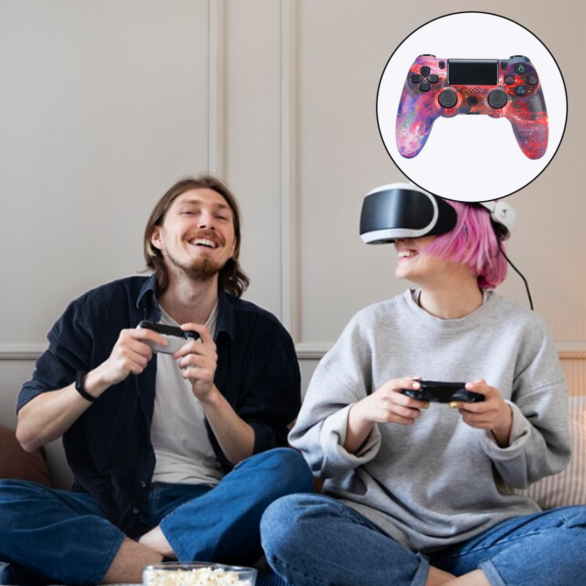 Zwei Personen spielen Videospiele. Einer trägt eine VR-Brille. PS4-Controller sichtbar. Weißer Hintergrund mit Konsole.