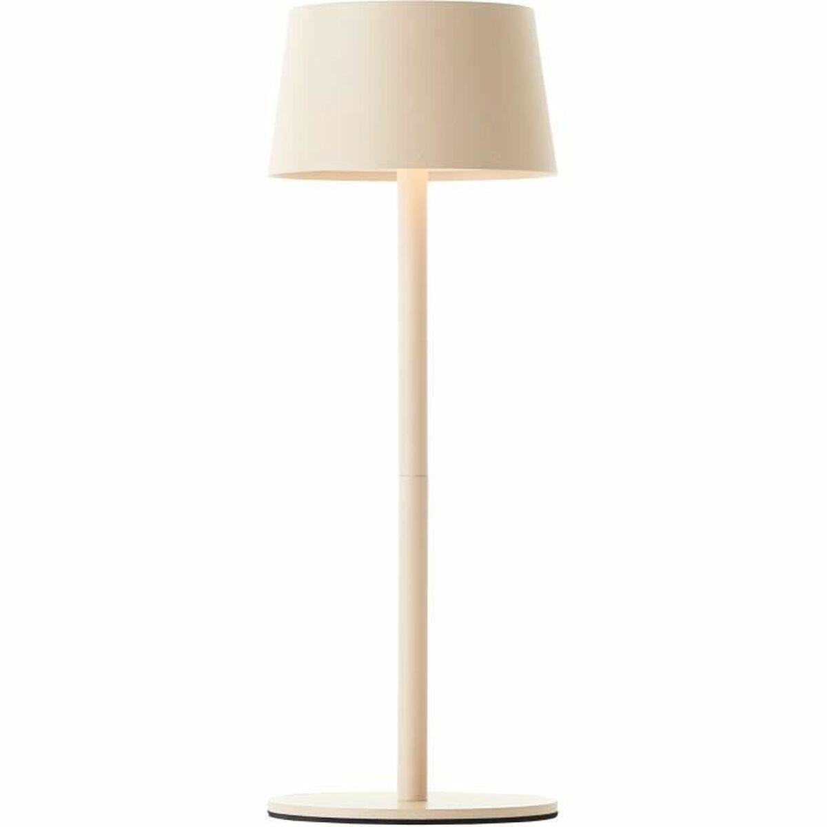 Hohe, cremefarbene Stehlampe mit weißem Lampenschirm auf weißem Hintergrund.