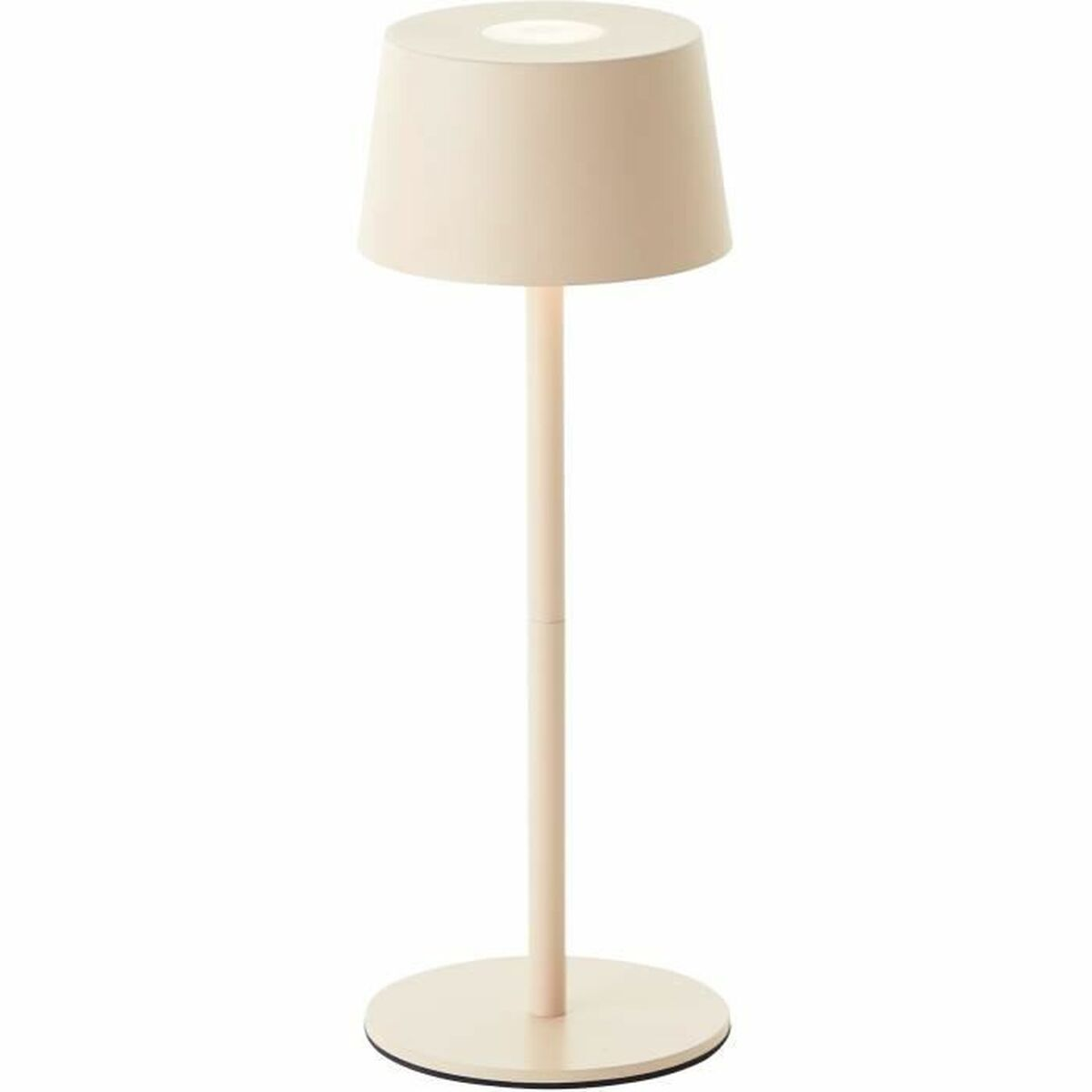 Cremefarbene Tischlampe mit weißem Lampenschirm und Sockel auf weißem Hintergrund.
