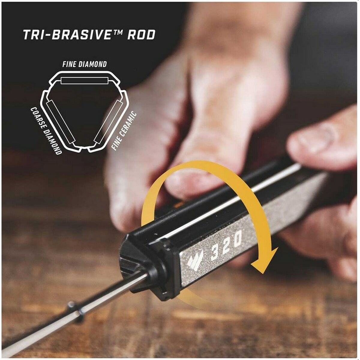Nahaufnahme eines Schärfwerkzeugs mit der Aufschrift 'TRI-BRASIVE ROD'. Es hat eine feine Diamant-, Keramik- und Diamantplatte.
