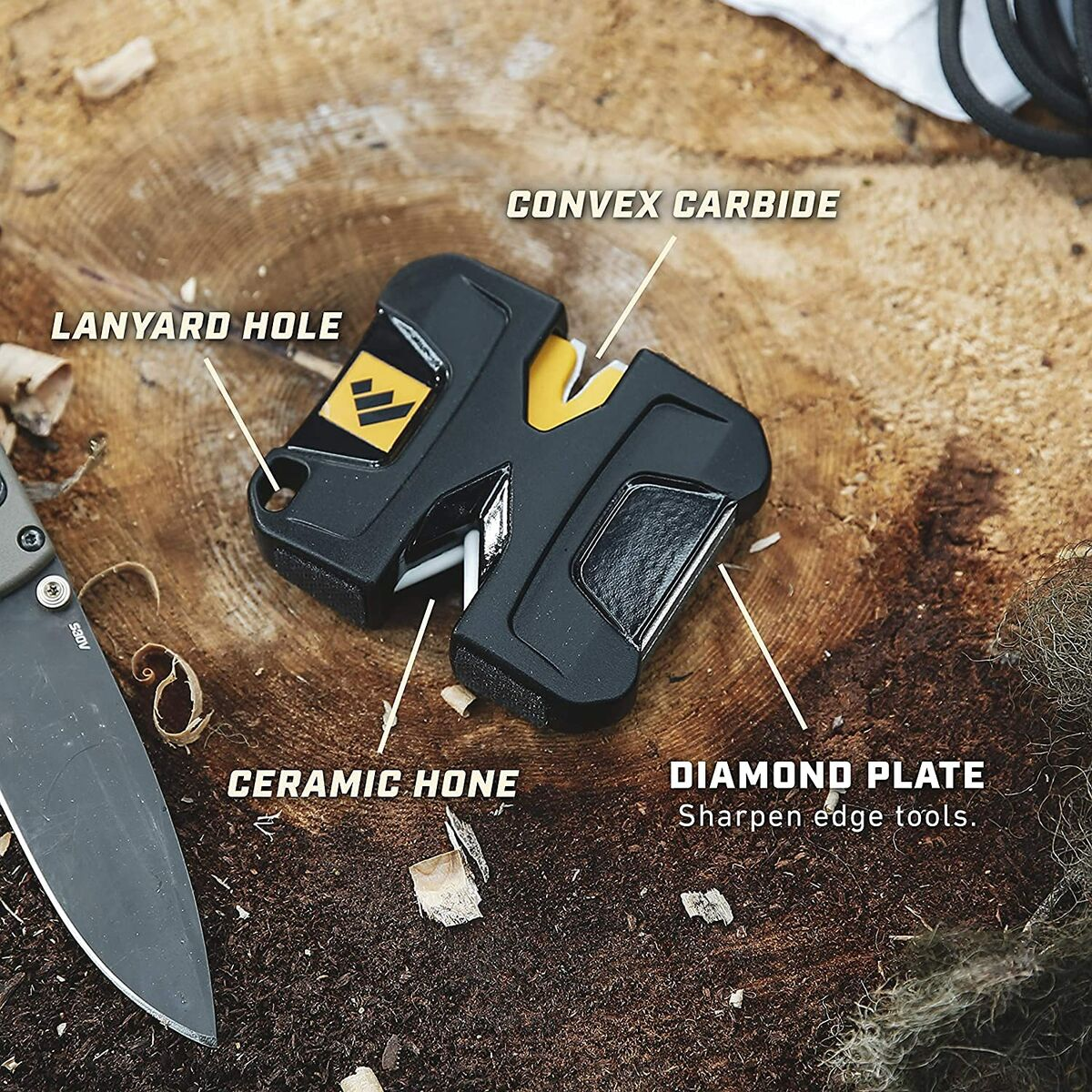 Ein schwarzes Schärfwerkzeug auf Holz. Es hat die Aufschriften: 'CONVEX CARBIDE', 'LANYARD HOLE' und 'CERAMIC HONE'.