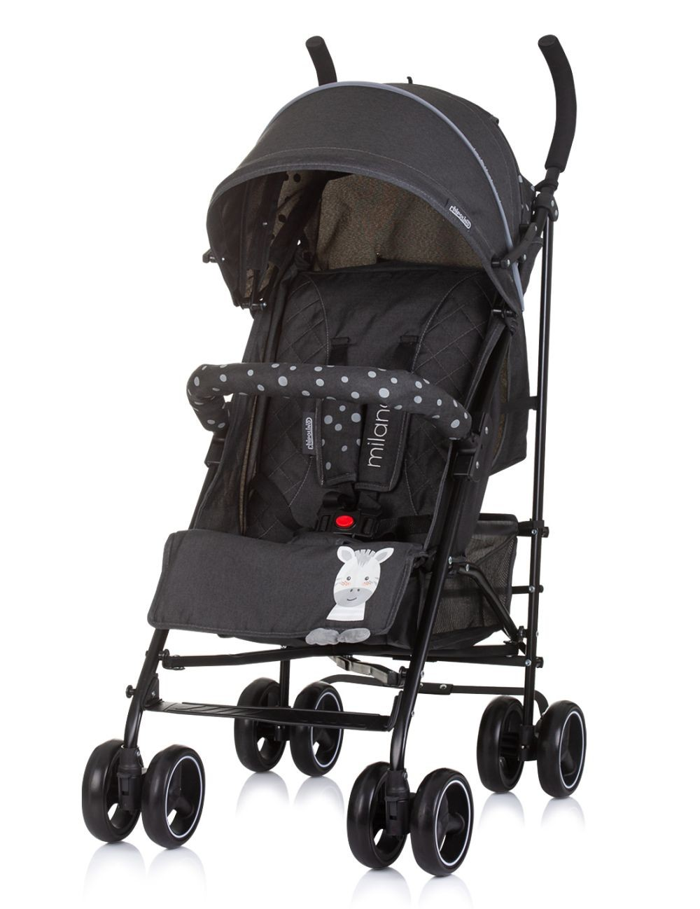 Ein schwarz-grauer Kinderwagen mit Zebra-Design auf der Fußstütze, vor weißem Hintergrund, Winkelansicht.