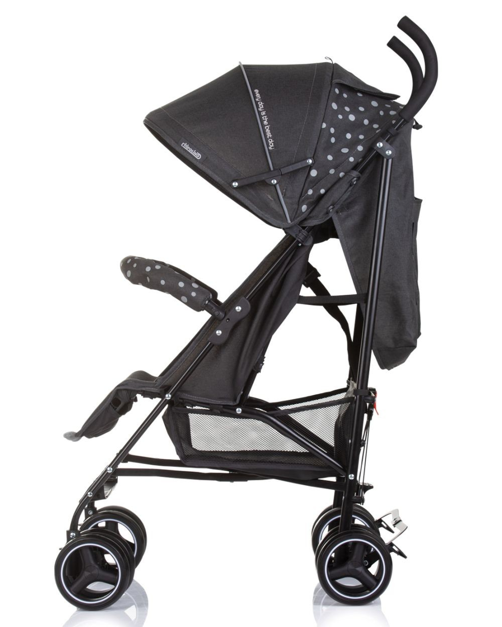 Ein schwarzer Kinderwagen mit Verdeck, von der Seite vor weißem Hintergrund gesehen. Der Kinderwagen ist abgewinkelt.