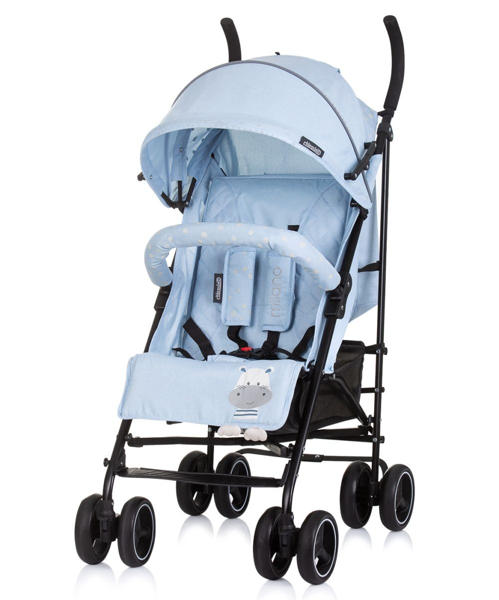 Ein hellblauer Kinderwagen mit blauem Sitz und einem Nilpferddesign. Der Kinderwagen hat schwarze Griffe.
