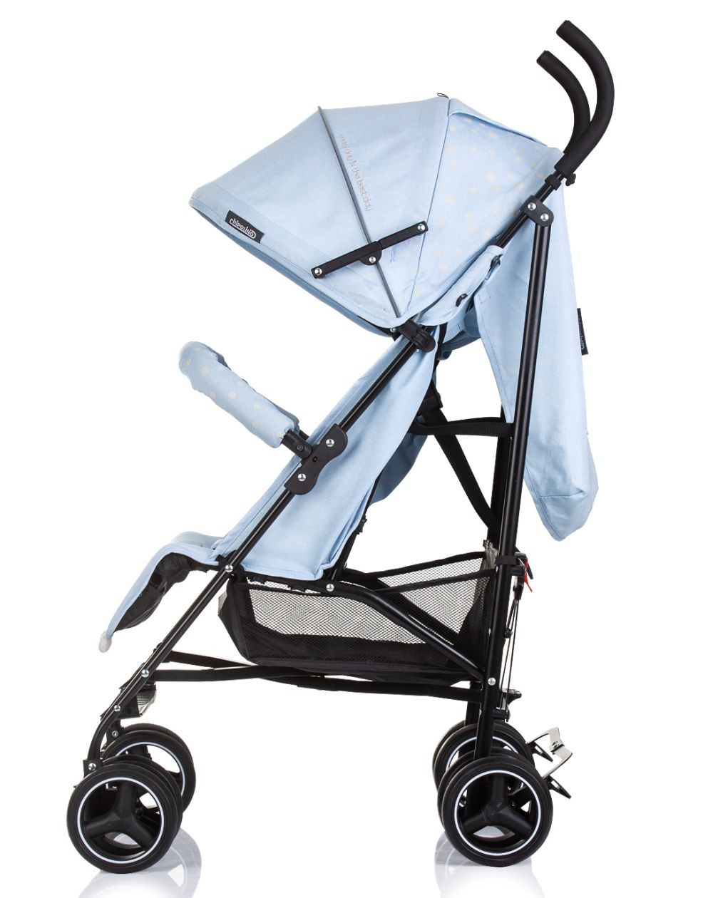 Seitenansicht eines blauen Kinderwagens mit blauem Verdeck, auf weißem Grund.