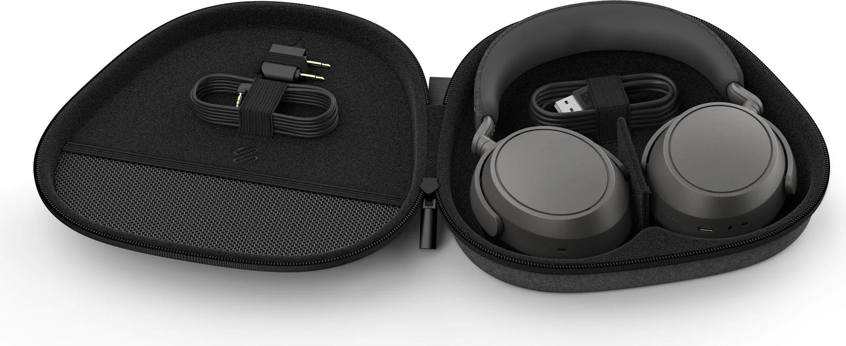 Słuchawki w etui. Etui otwarte, czarne, słuchawki szare. Kable w środku.