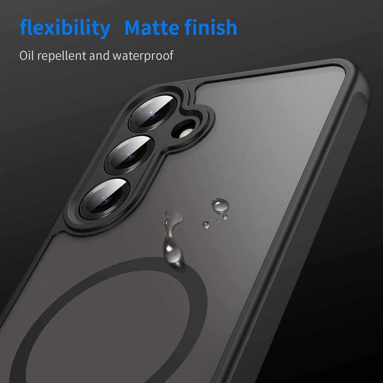 Een close-up van een zwart telefoonhoesje met een matte afwerking en waterdruppels op het oppervlak.