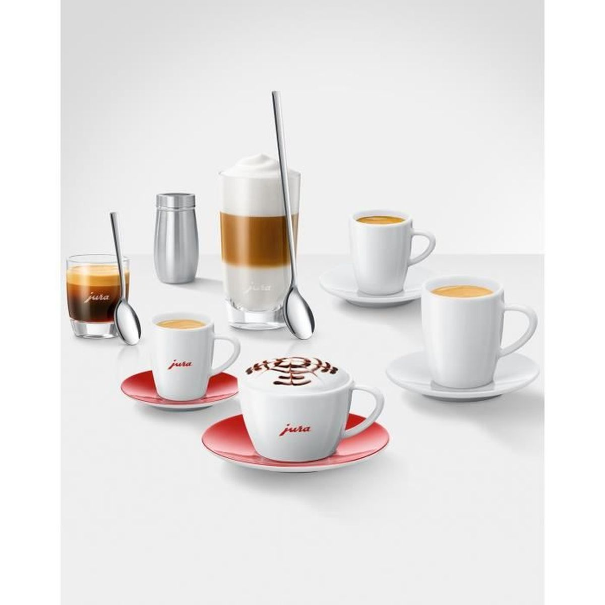Plusieurs boissons au café et accessoires, y compris tasses et cuillères.