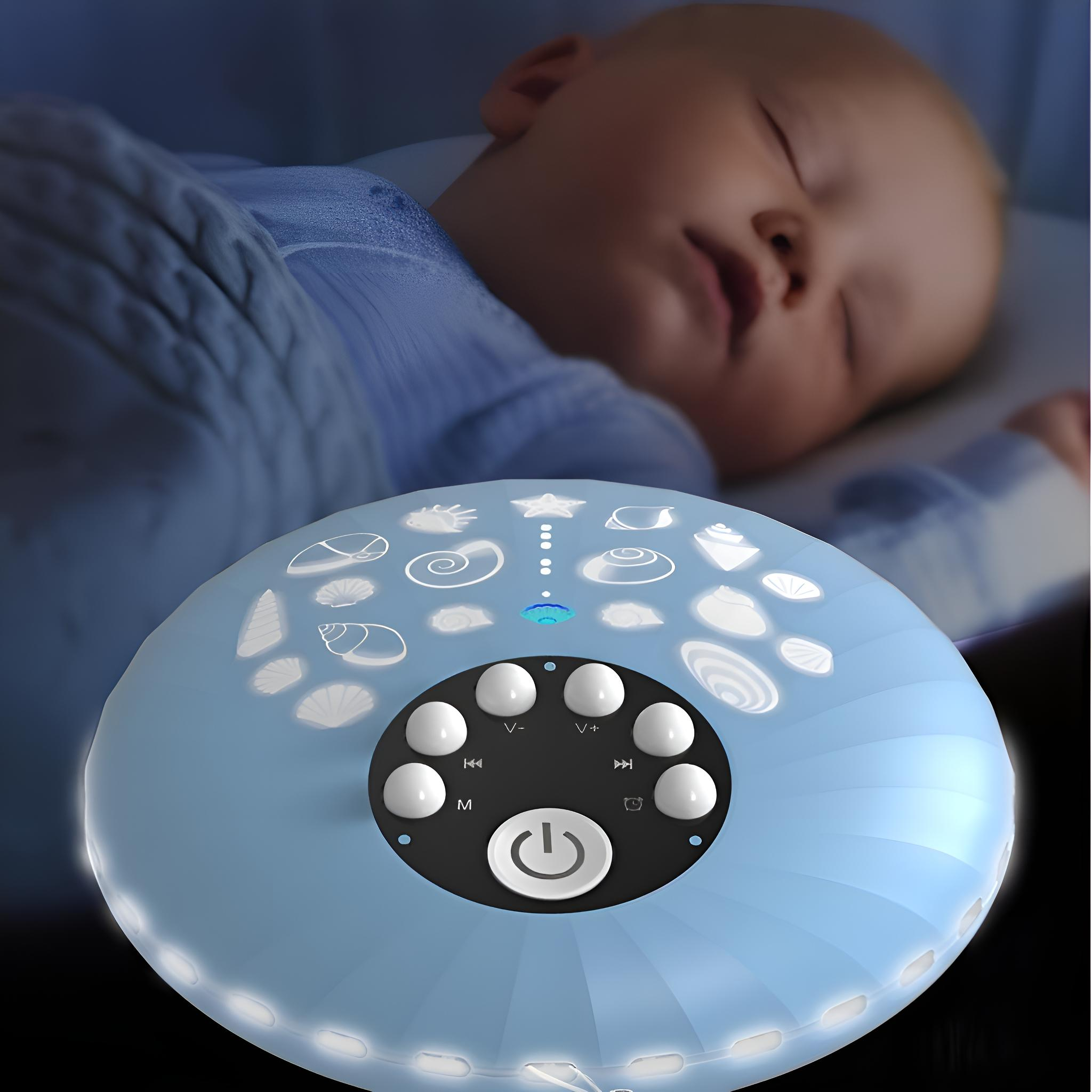Ein Baby schläft in der Nähe einer blauen Geräuschmaschine mit Knöpfen und Muscheldesign. Die Lichter der Maschine sind an.