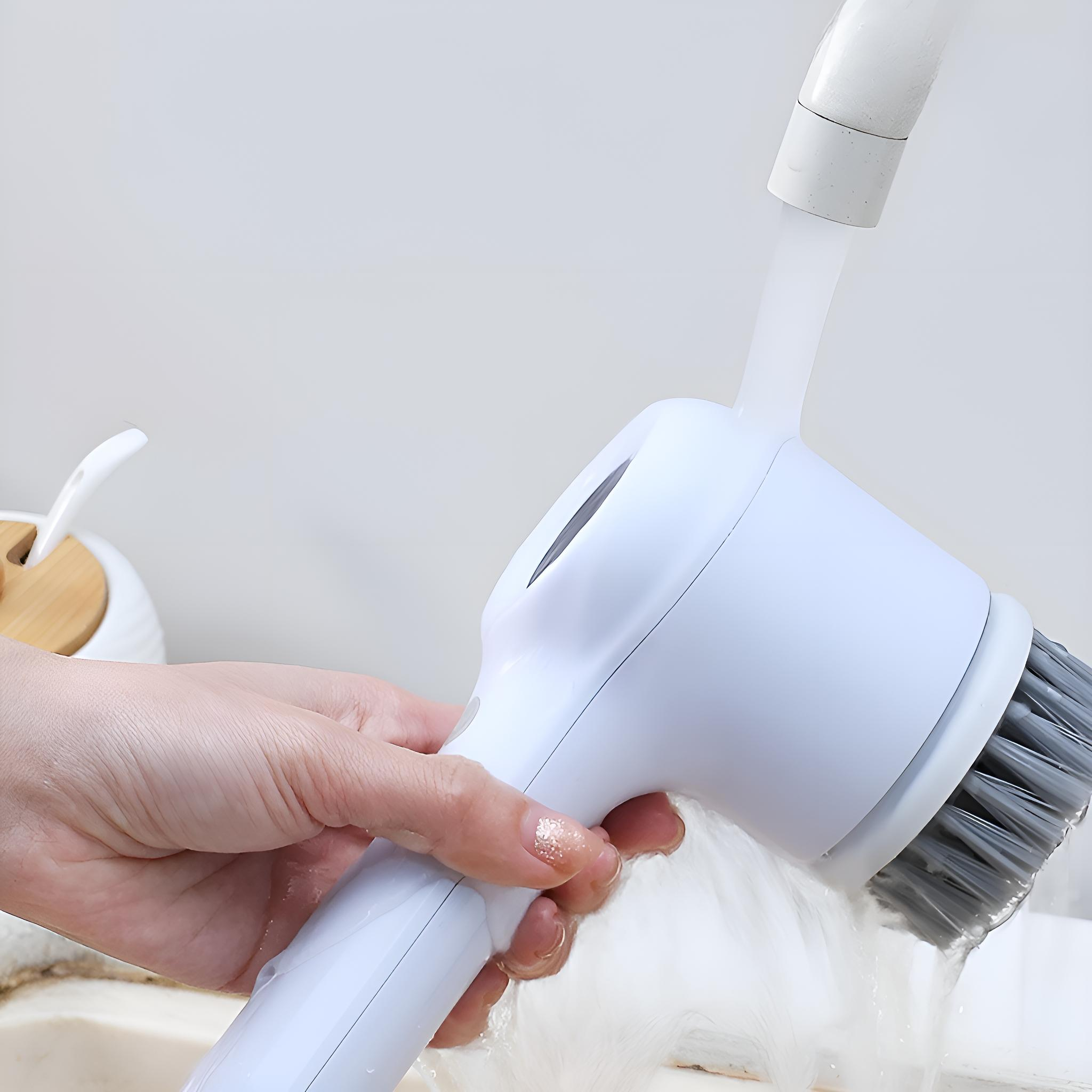 Eine Hand, die eine weiße elektrische Bürste unter fließendem Wasser hält. Die Bürste ist grau und weiß.
