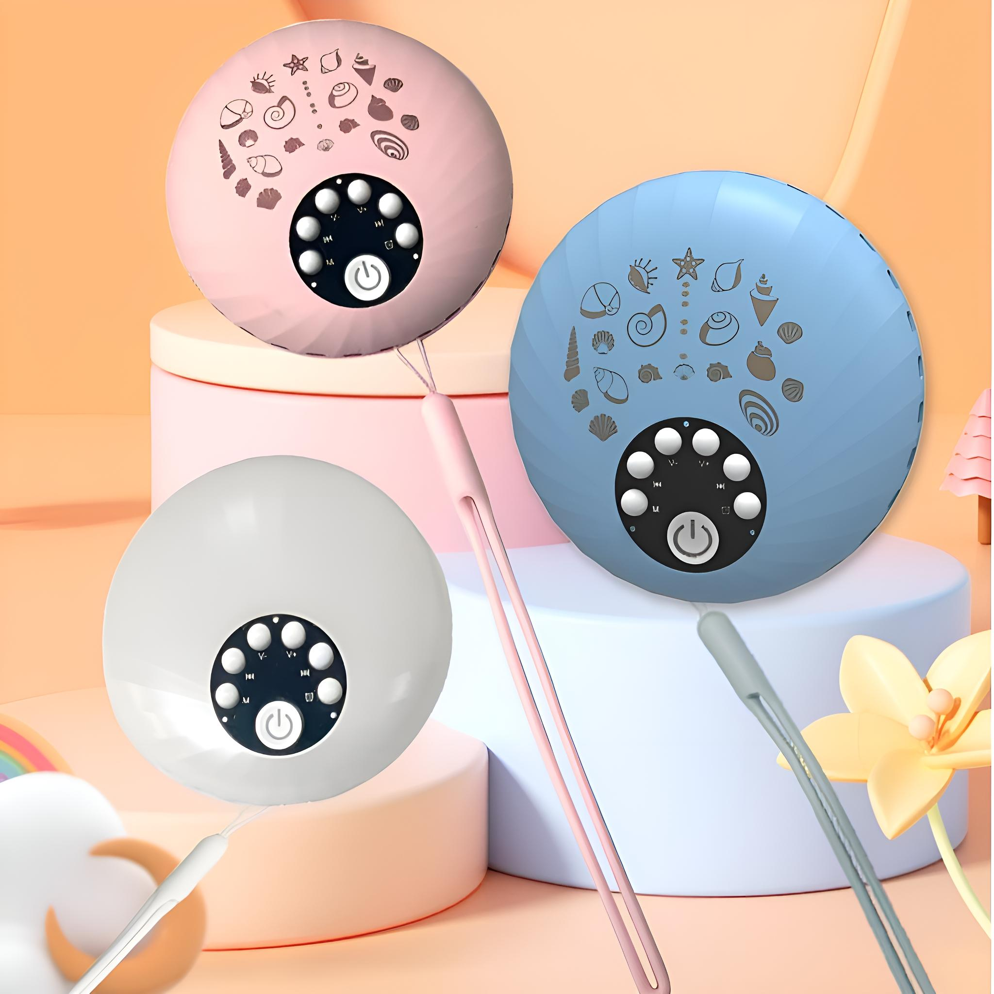 Drei Audiogeräte in Pink, Weiß und Blau. Jedes Gerät hat Bedienelemente und ein Schlüsselband.
