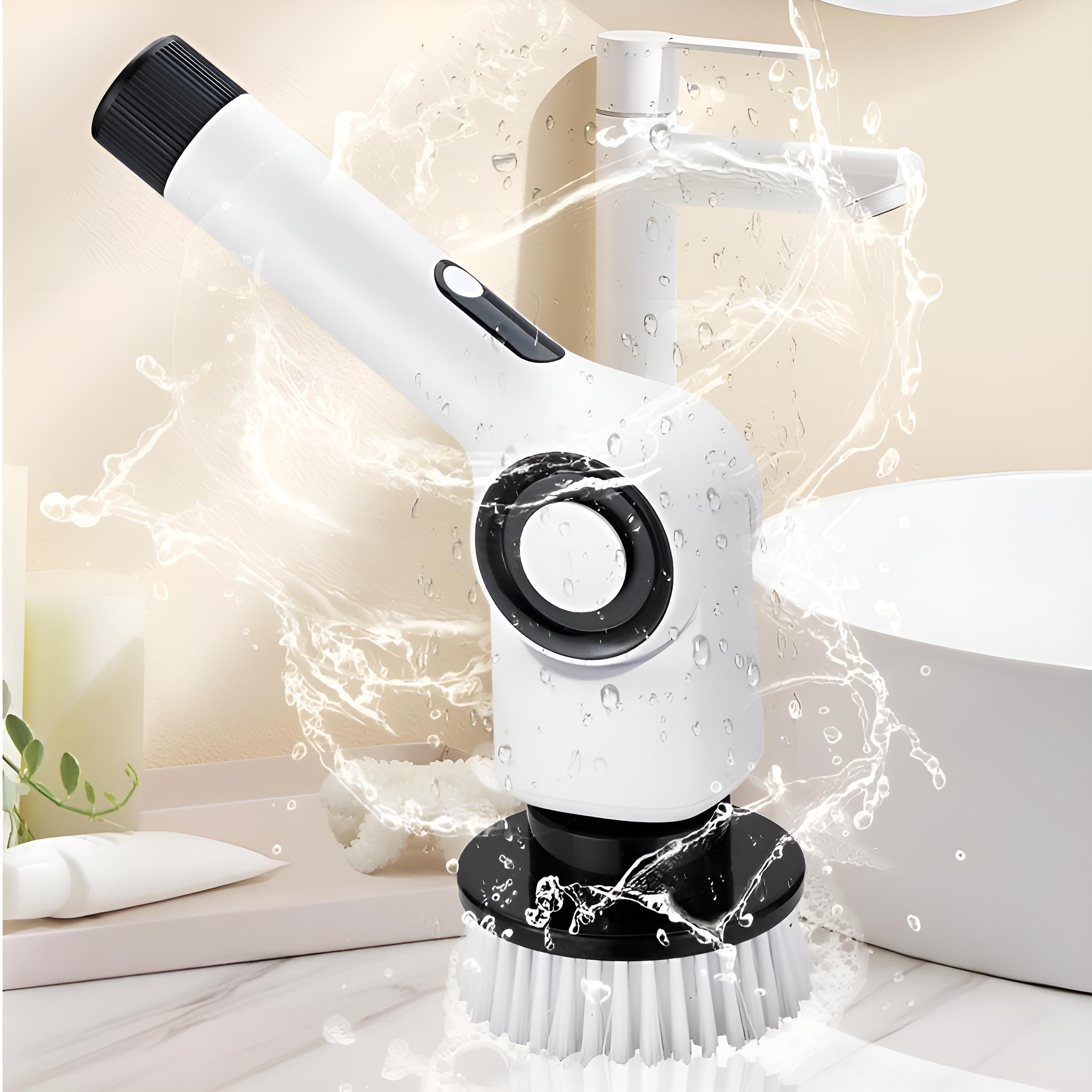 Eine weiß-schwarze Reinigungsbürste sprüht Wasser in einem Badezimmer. Ein weißes Waschbecken und ein Wasserhahn sind zu sehen.