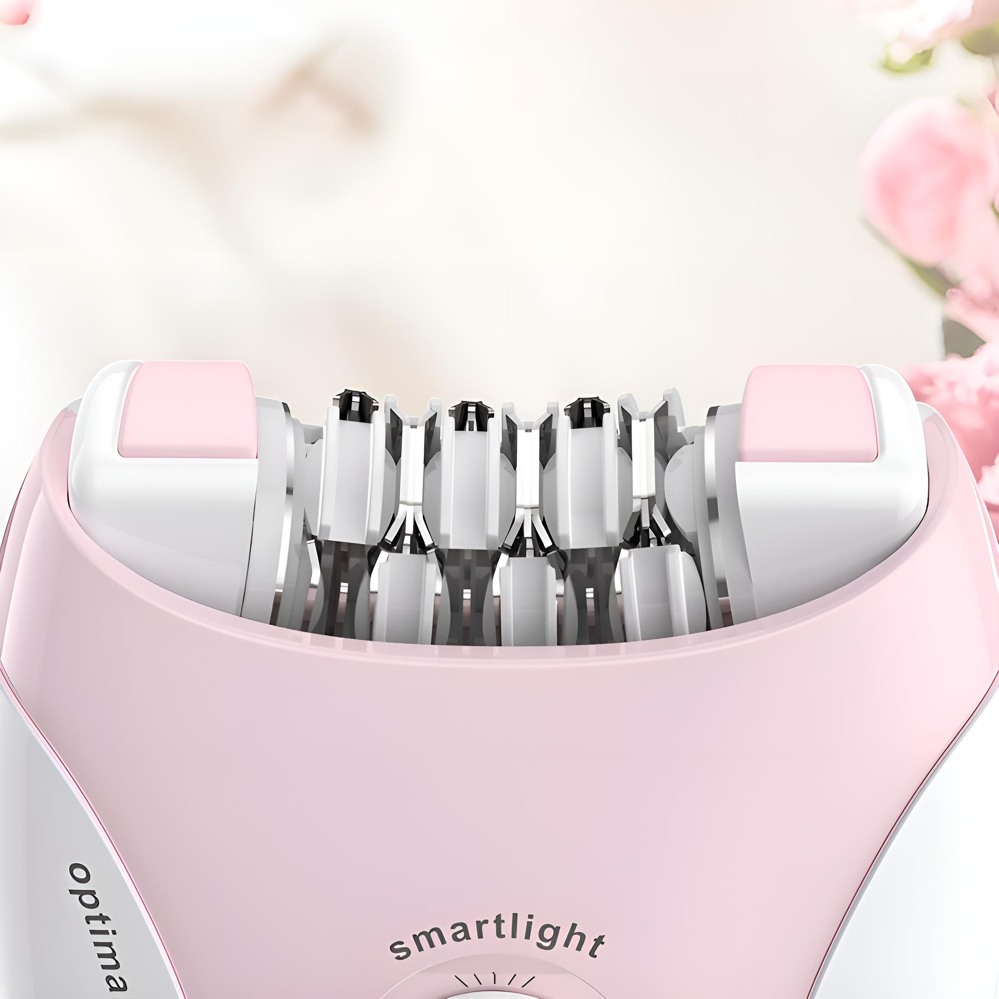 Nahaufnahme eines Epilierers mit rosa und weißen Details. Rosa Blumen im Hintergrund.