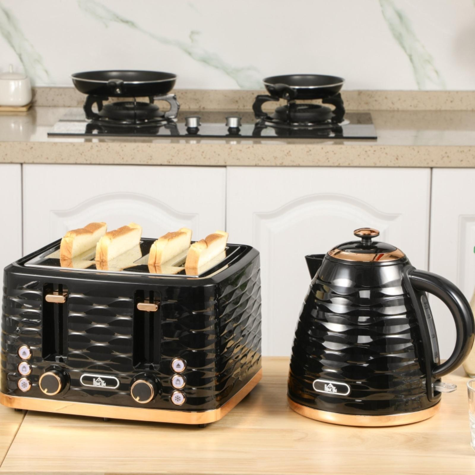 Schwarzer Toaster mit Brot und Wasserkocher auf einem Holztisch in einer Küche.