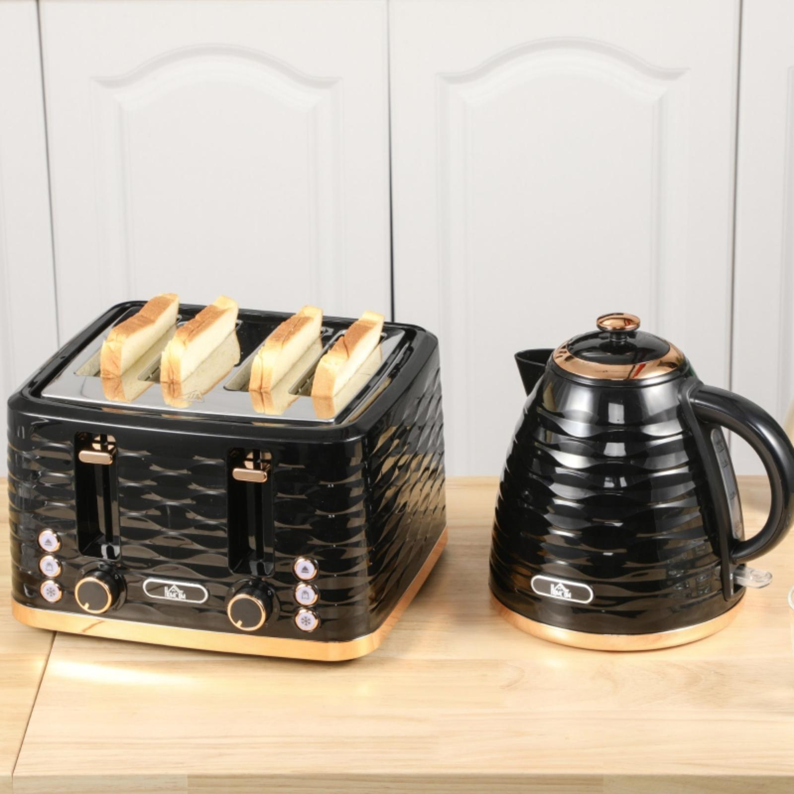 Schwarzer Toaster mit Brot und Wasserkocher auf einem Holztisch. Weiße Türen im Hintergrund.