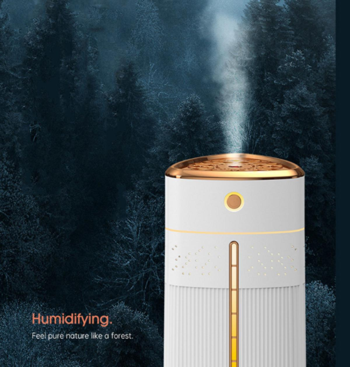Ein weißer Luftbefeuchter mit goldenen Akzenten stößt Nebel vor dunklem Waldhintergrund aus. Text lautet "Humidifying".