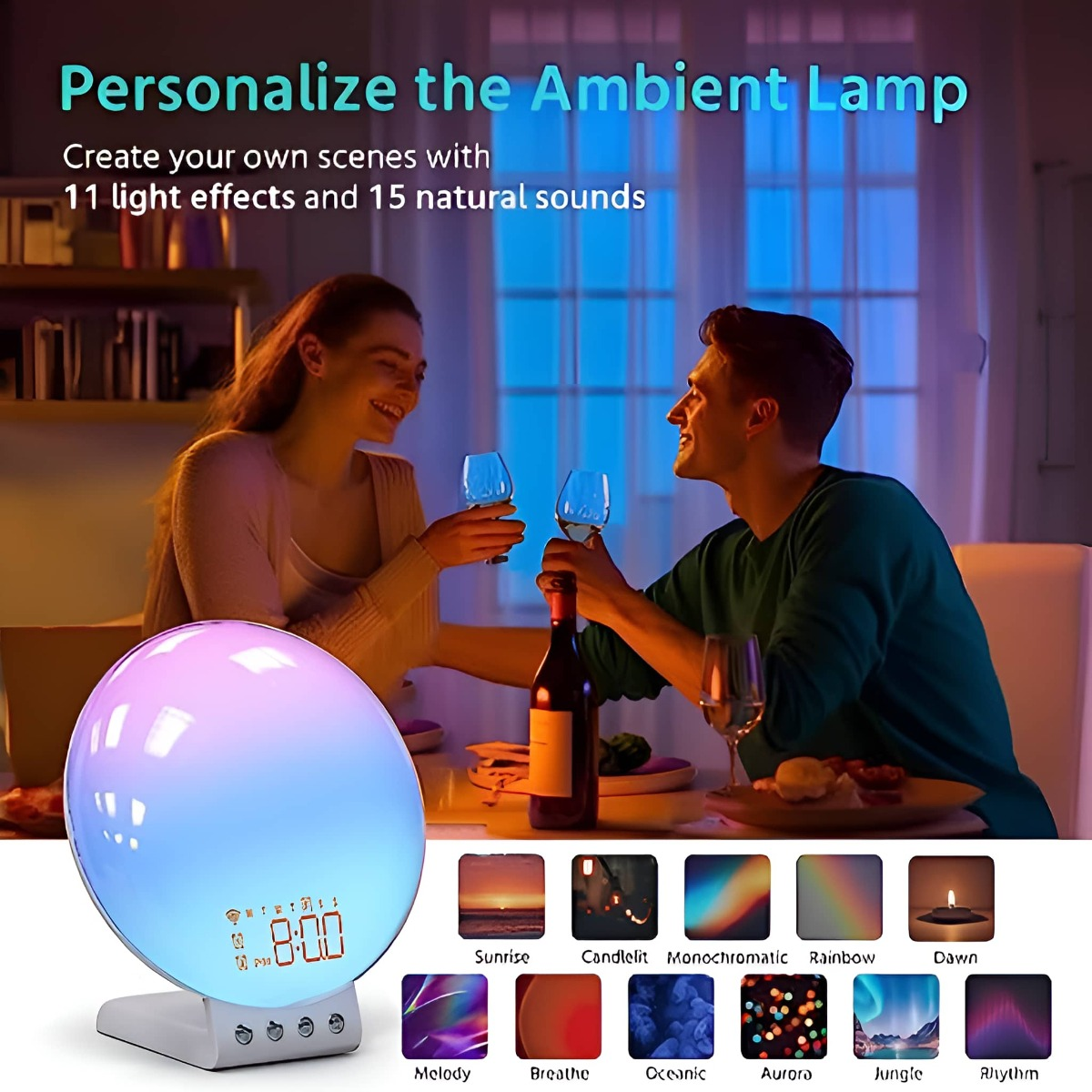 Ein Paar an einem Tisch mit einem intelligenten Wecker. Die Uhr zeigt verschiedene Lichteffekte.