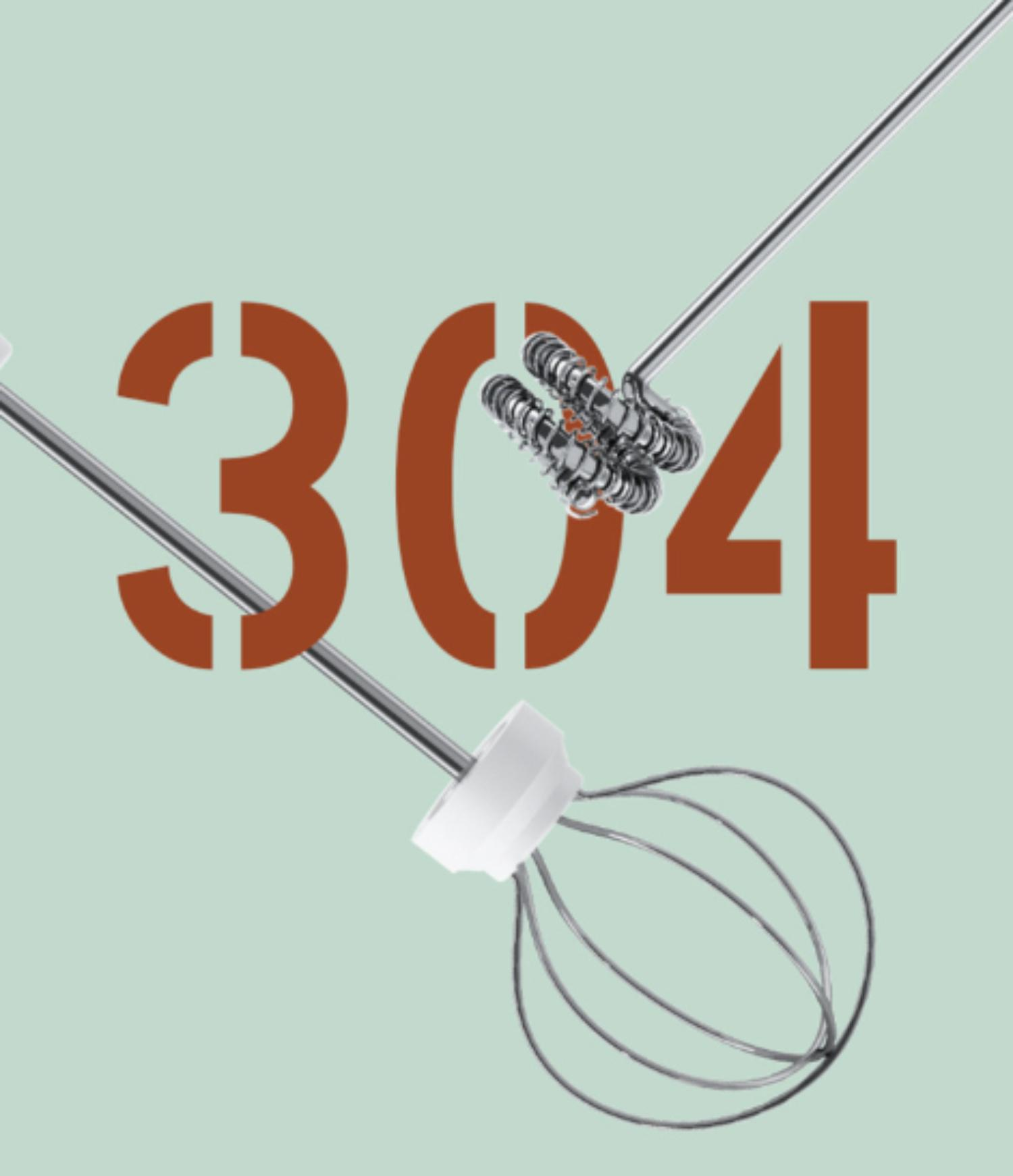 Nahaufnahme von zwei Schneebesen-Aufsätzen mit dem Text '304' in großen, braunen Zahlen im Hintergrund.