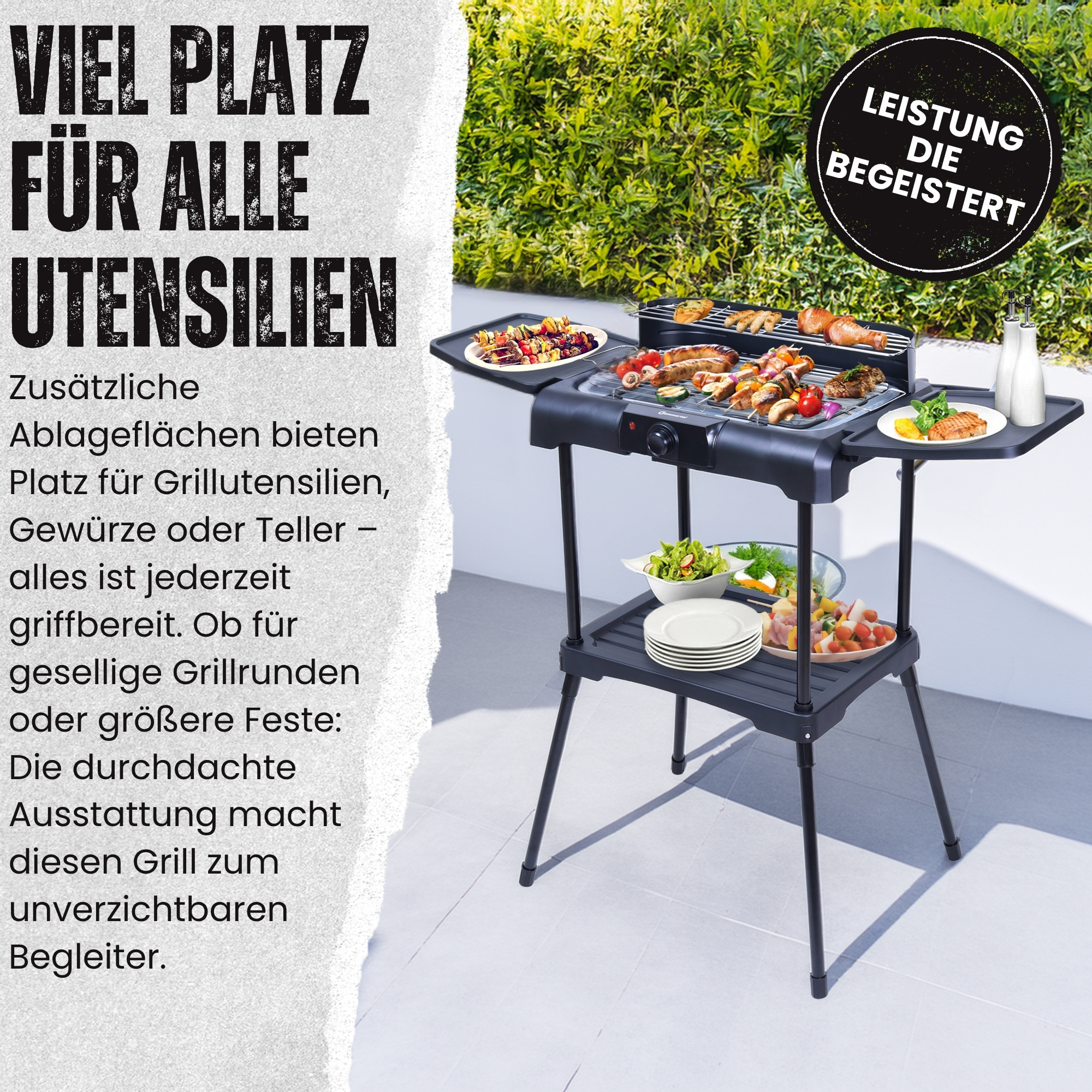 Grill mit Essen und Zubehör auf einem Tisch. Text auf Deutsch beschreibt Stauraum und Funktionen.