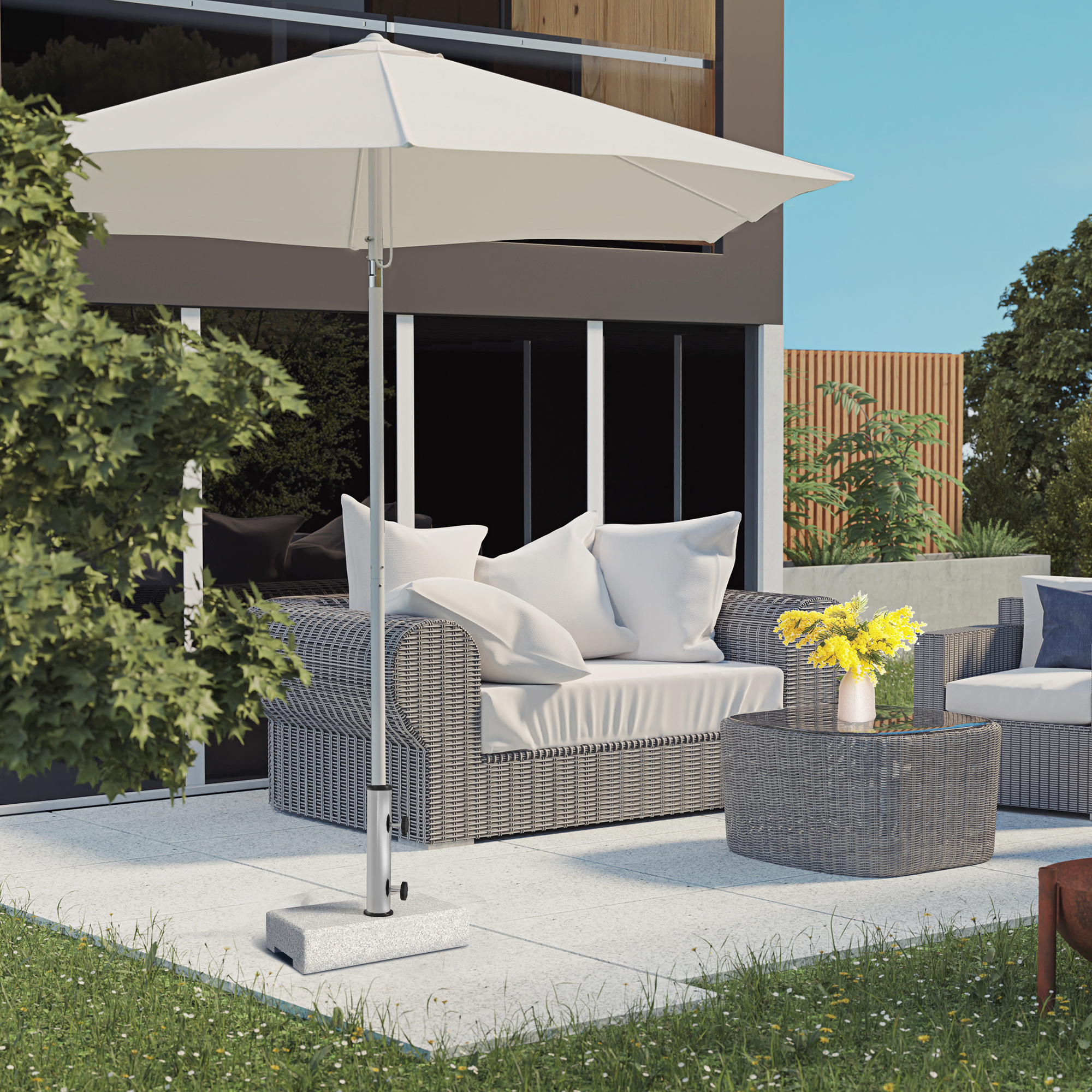 Eine Terrasse mit weißem Sonnenschirm, Sofa, Tisch und Topfpflanze.