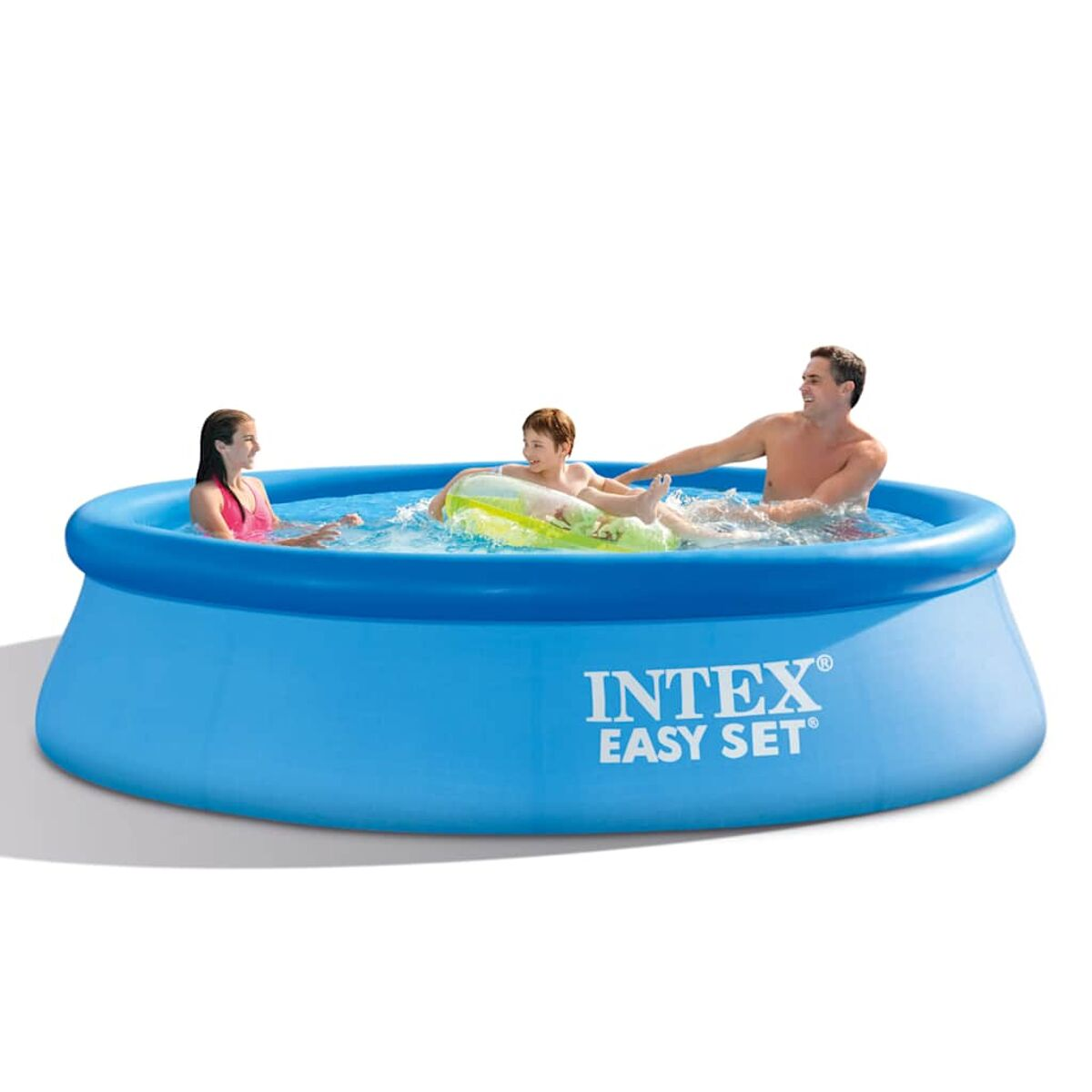 Una familia de tres está en una piscina inflable azul en un patio trasero con césped.