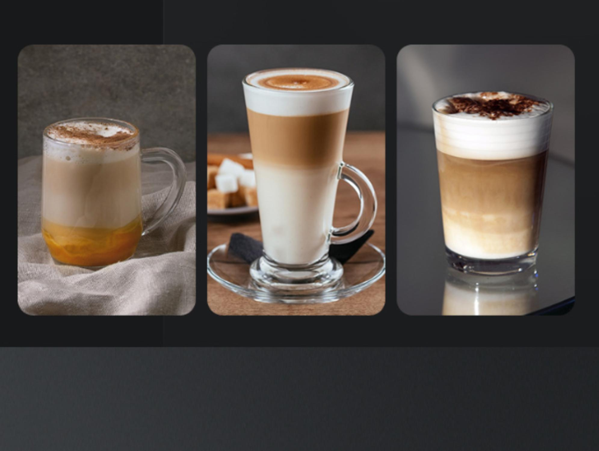 Drei Gläser mit geschichteten Kaffeegetränken mit unterschiedlichen Mengen an Milch und Schaum auf dunklem Hintergrund.