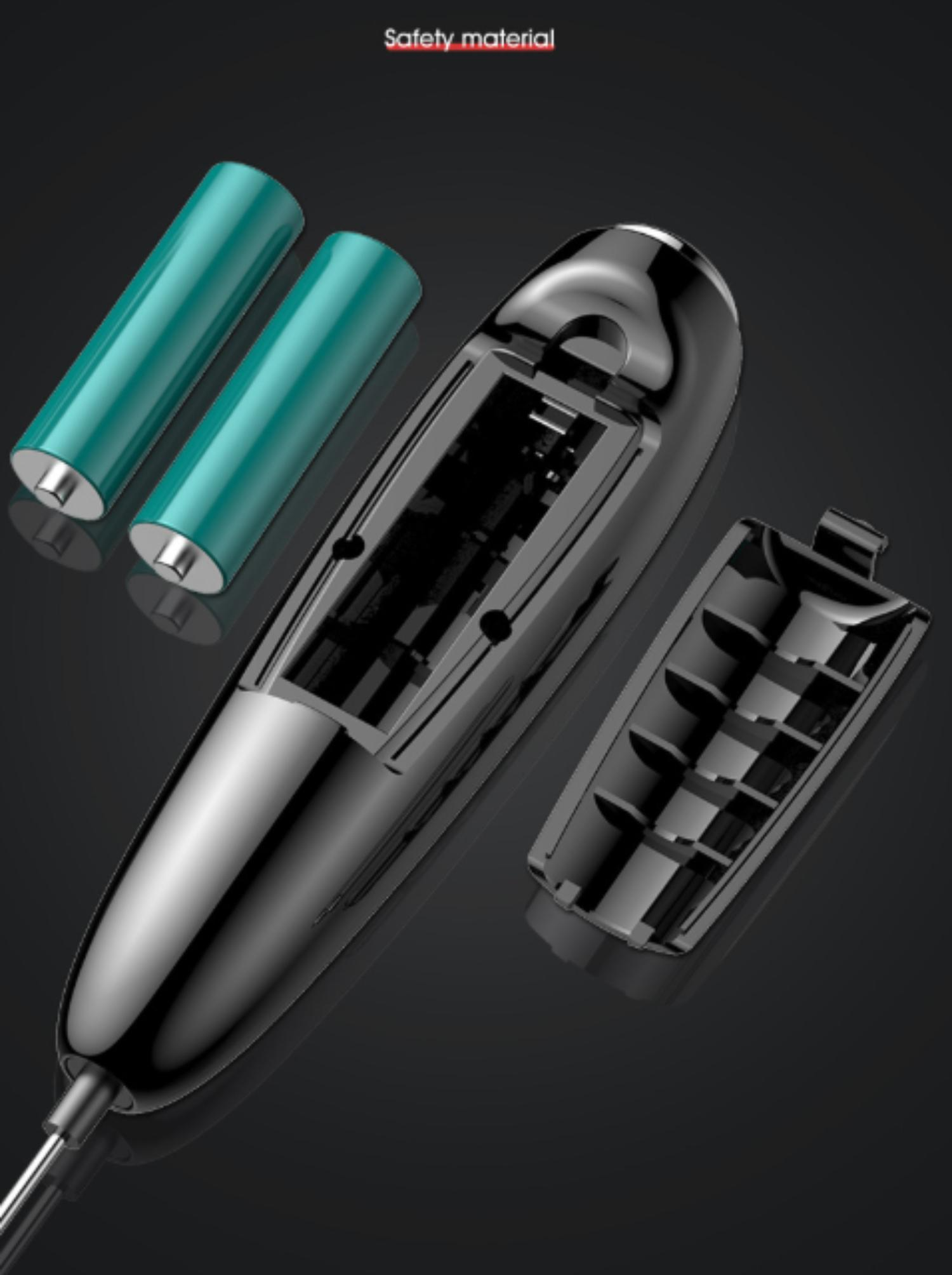 Schwarzer elektrischer Milchaufschäumer mit offenem Batteriefach, zwei grünen Batterien, auf dunkler Oberfläche.