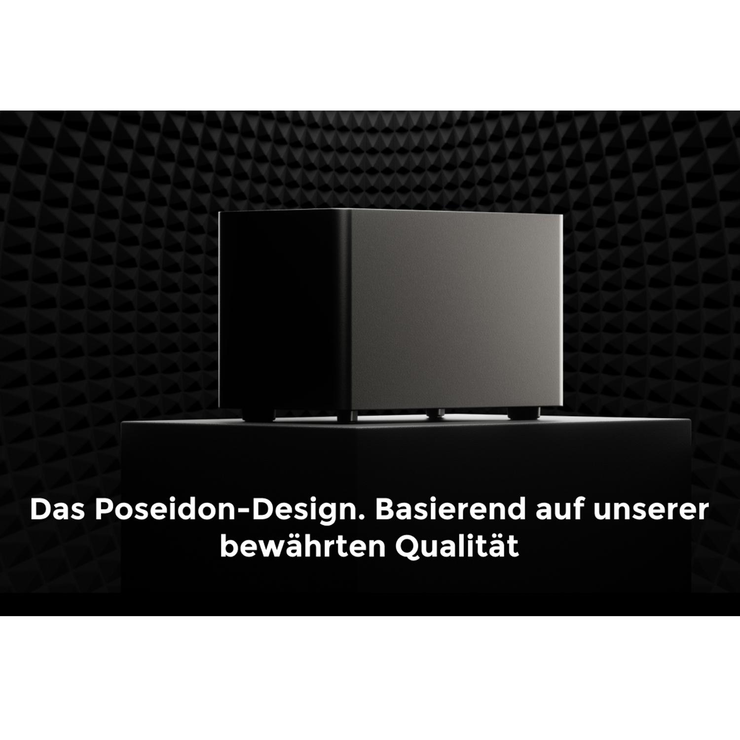Schwarzer rechteckiger Lautsprecher auf schwarzem Ständer vor strukturierter schwarzer Wand. Text: Das Poseidon-Design...