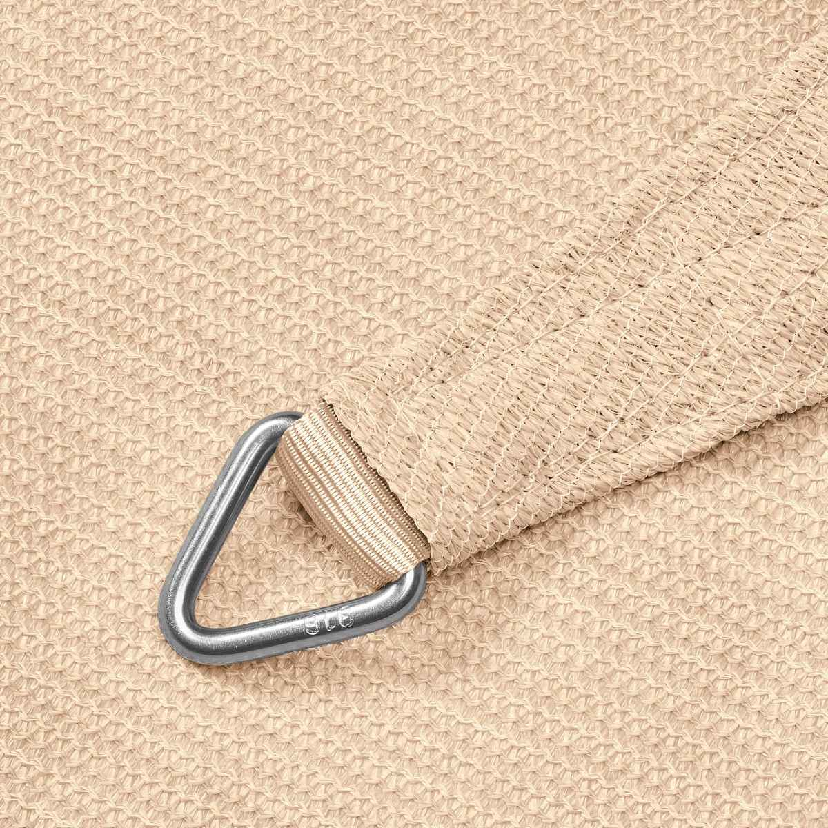 Een beige zonneschermstof met een metalen D-ring bevestigd aan een hoek, op een witte achtergrond.