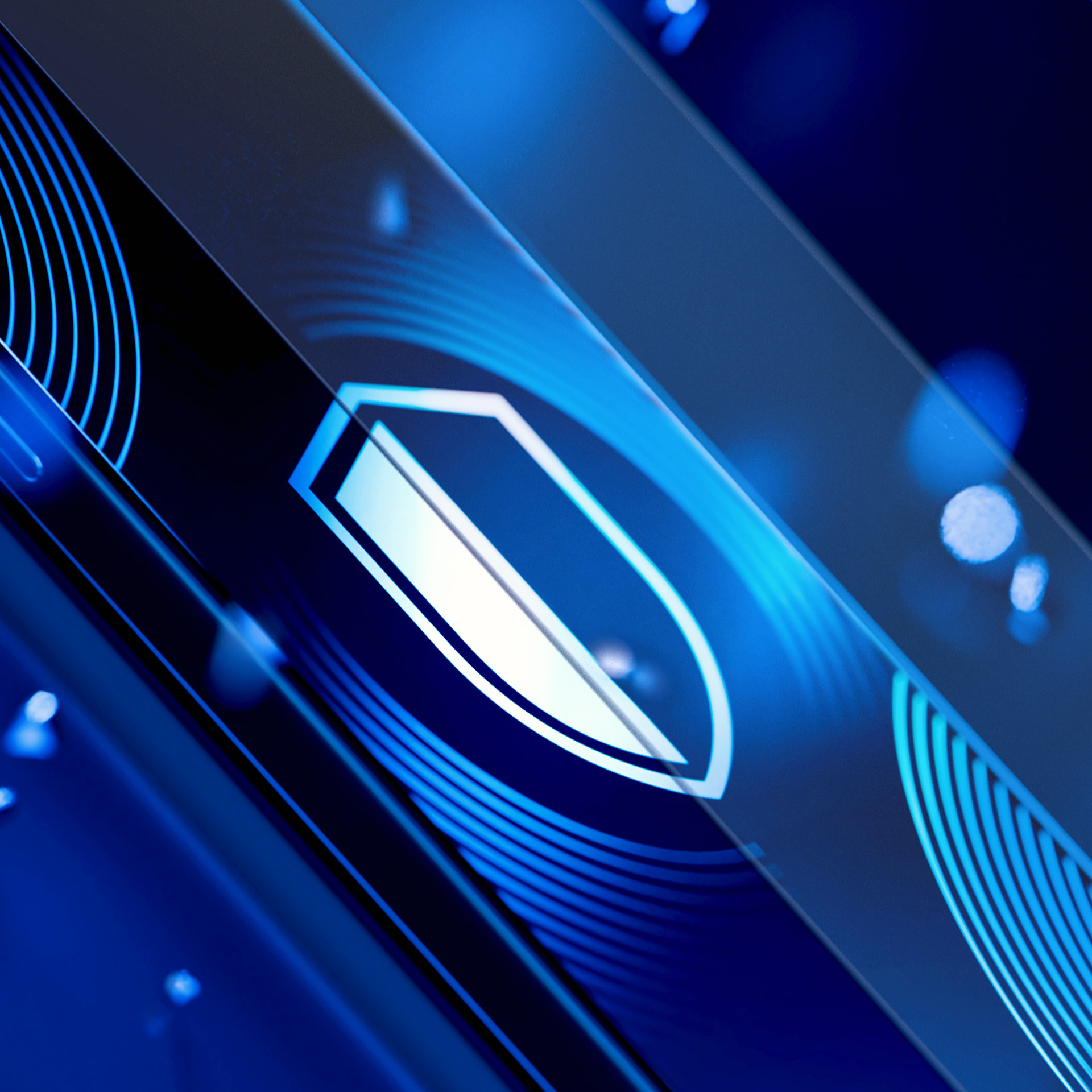 Abstrakcyjne zdjęcie niebieskiej szklanej powierzchni z białym symbolem tarczy, sugerujące bezpieczeństwo cyfrowe.