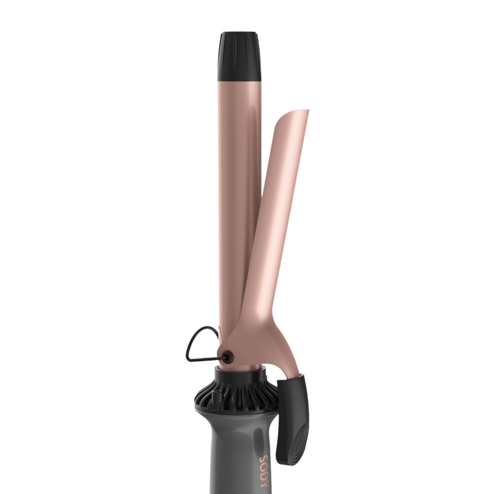Un arricciacapelli, canna oro rosa con manico nero, marchio Sody. Sfondo bianco.