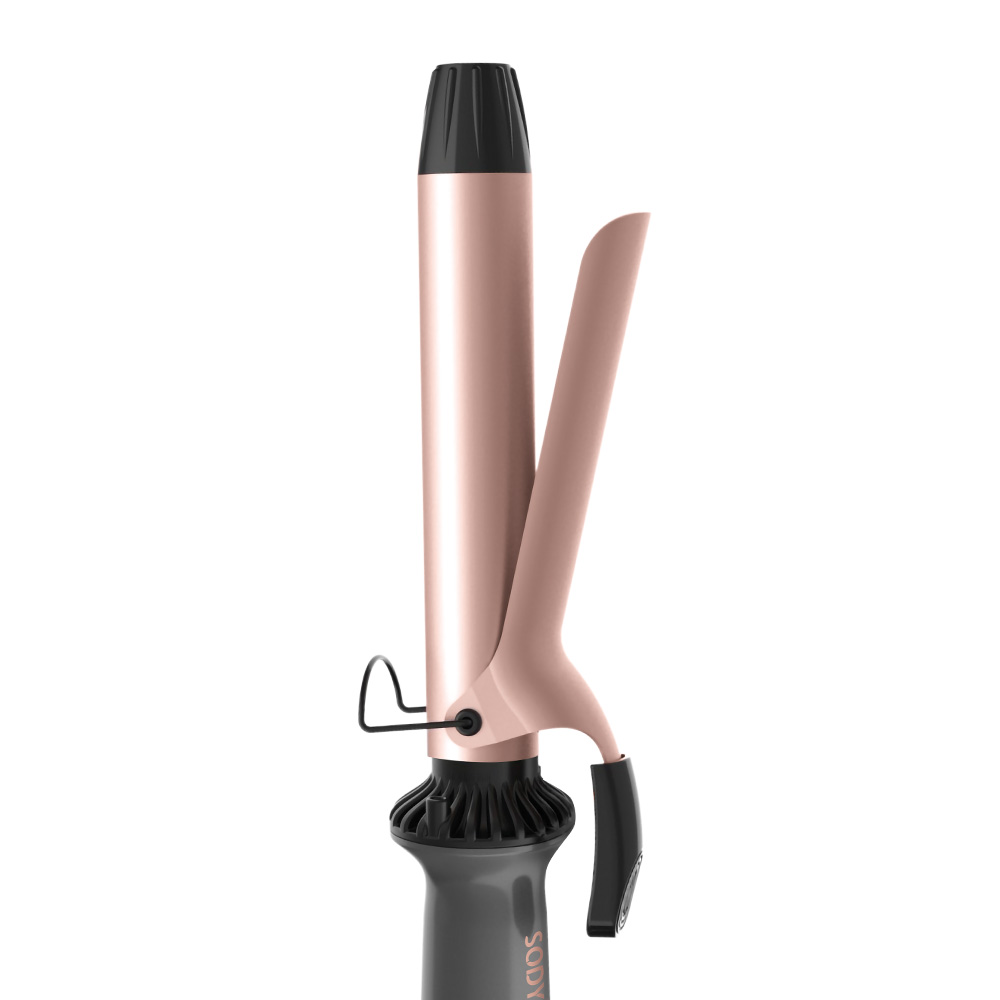 Un arricciacapelli, canna oro rosa con manico nero, marchio Sody. Sfondo bianco.