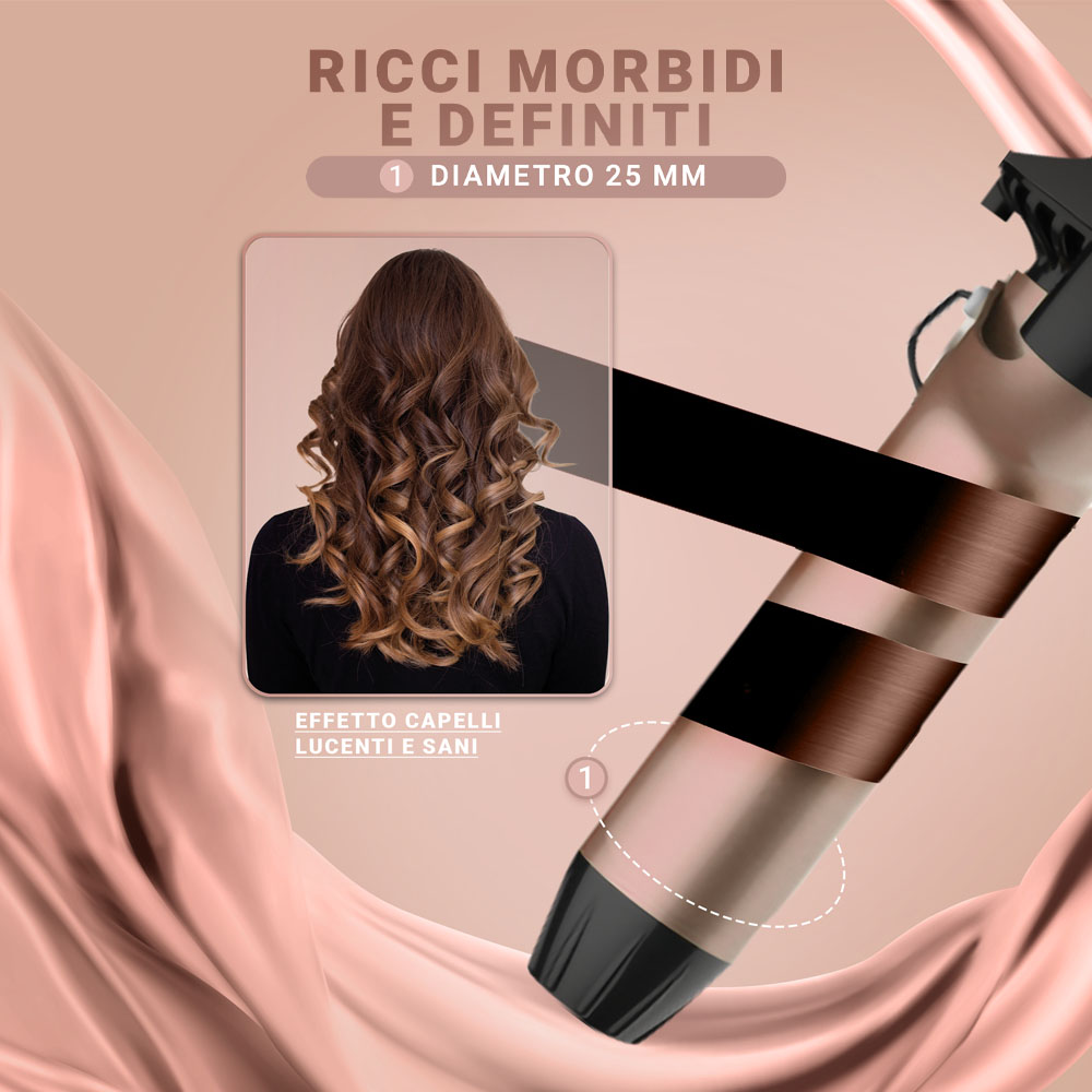 Una donna con i capelli ricci e un arricciacapelli. Il ferro è oro rosa e nero. Lo sfondo è di seta rosa.