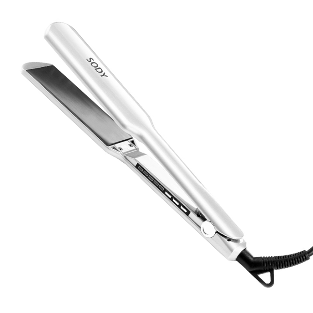 Una piastra per capelli bianca con il marchio Sody e un cavo nero. Sfondo bianco.