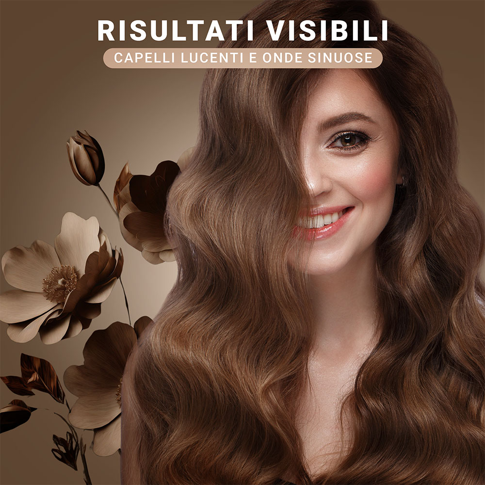 Una donna con i capelli castani ondulati sorride. Lo sfondo mostra capelli castani ondulati e fiori. Il tono generale è caldo.