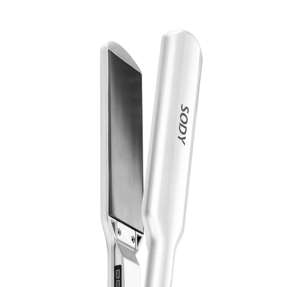 Piastra per capelli, argento con piastre riscaldanti nere. Il marchio è sul lato. Su sfondo bianco.