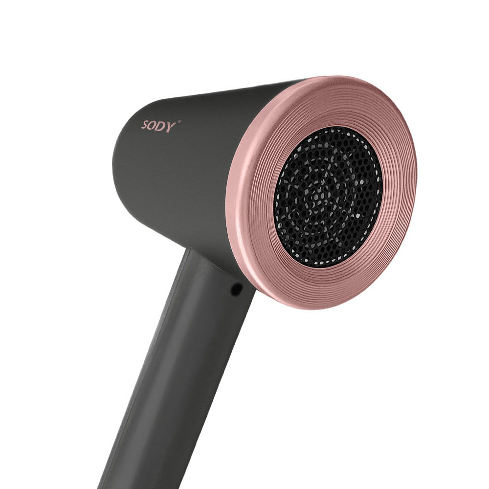 Un asciugacapelli nero con dettagli oro rosa. L'asciugacapelli è rivolto verso lo spettatore.