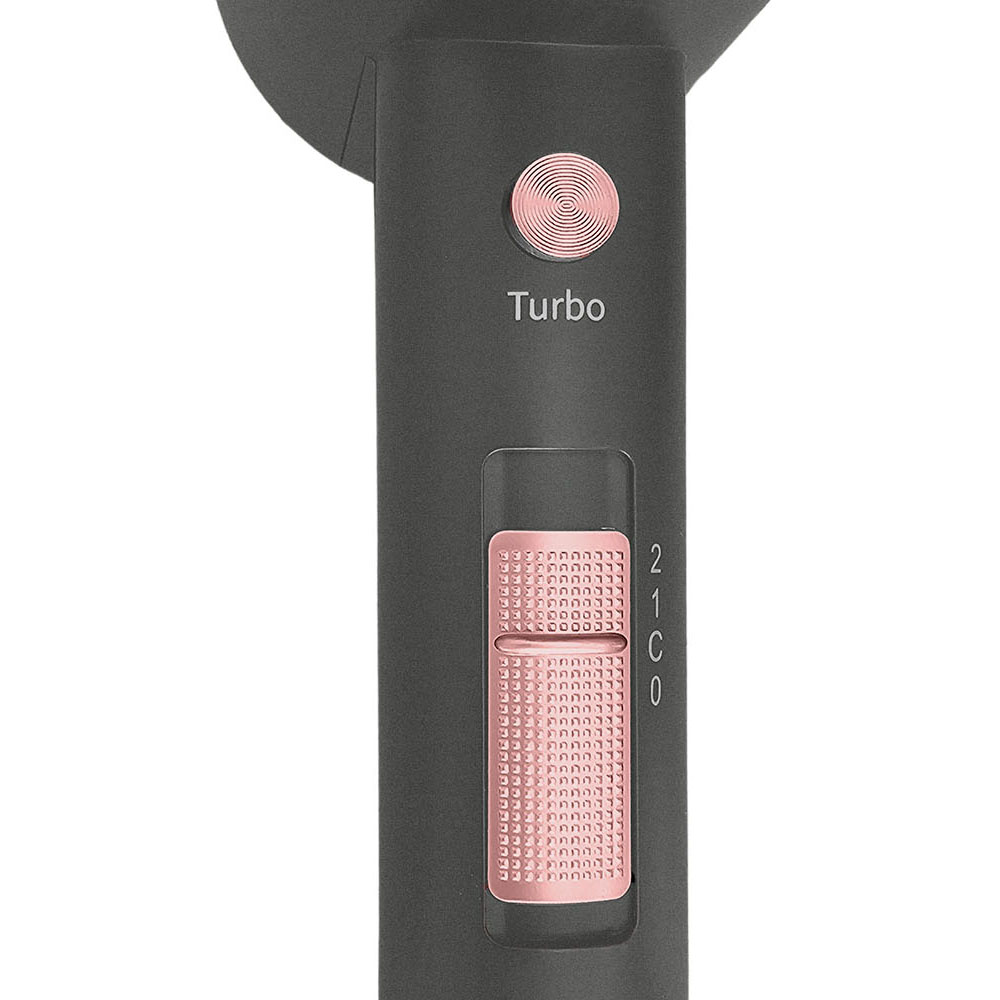 Un primo piano delle impostazioni di un asciugacapelli. Ha un accento oro rosa e un pulsante turbo.