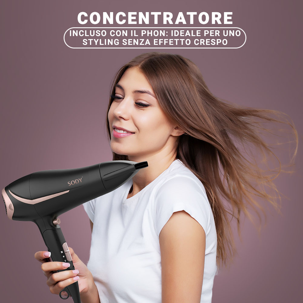 Donna che usa un asciugacapelli nero. Testo in italiano. Camicia bianca, sfondo viola.