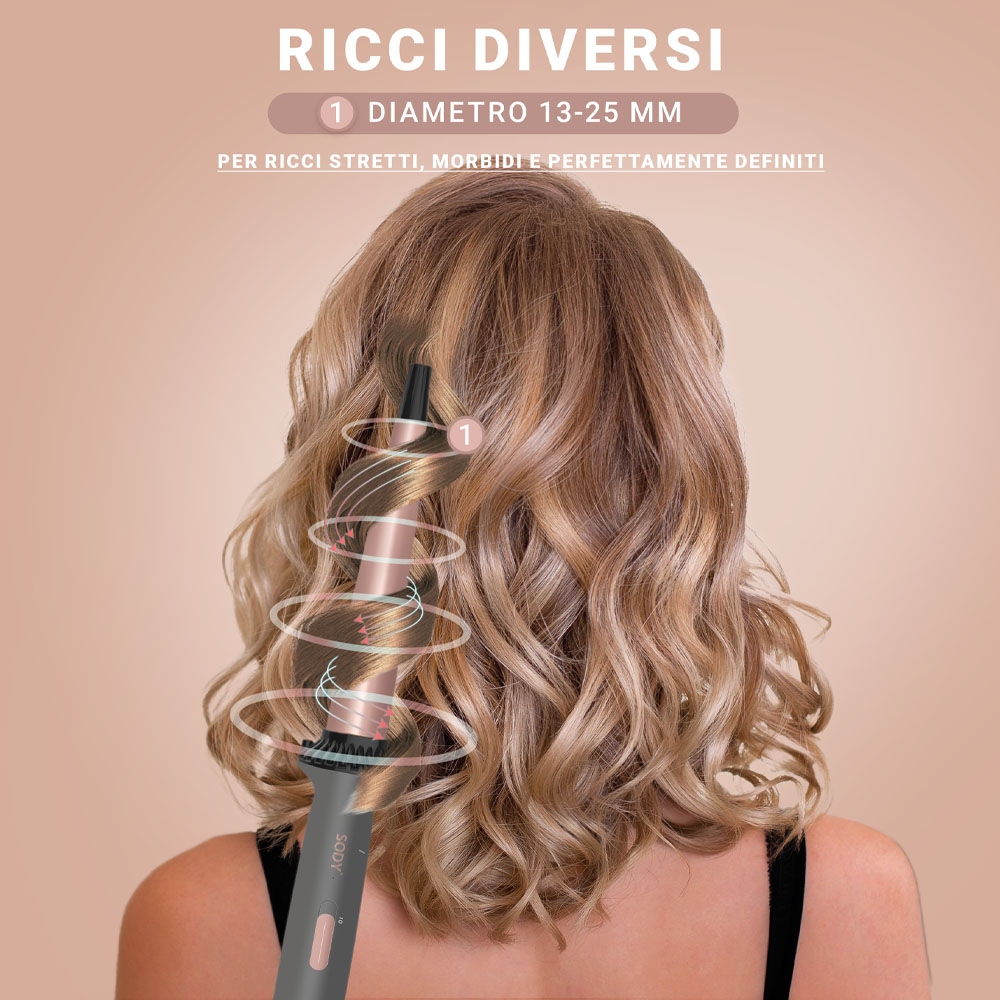 Donna con capelli ricci, arricciacapelli in uso. Testo in italiano. Sfondo rosa.