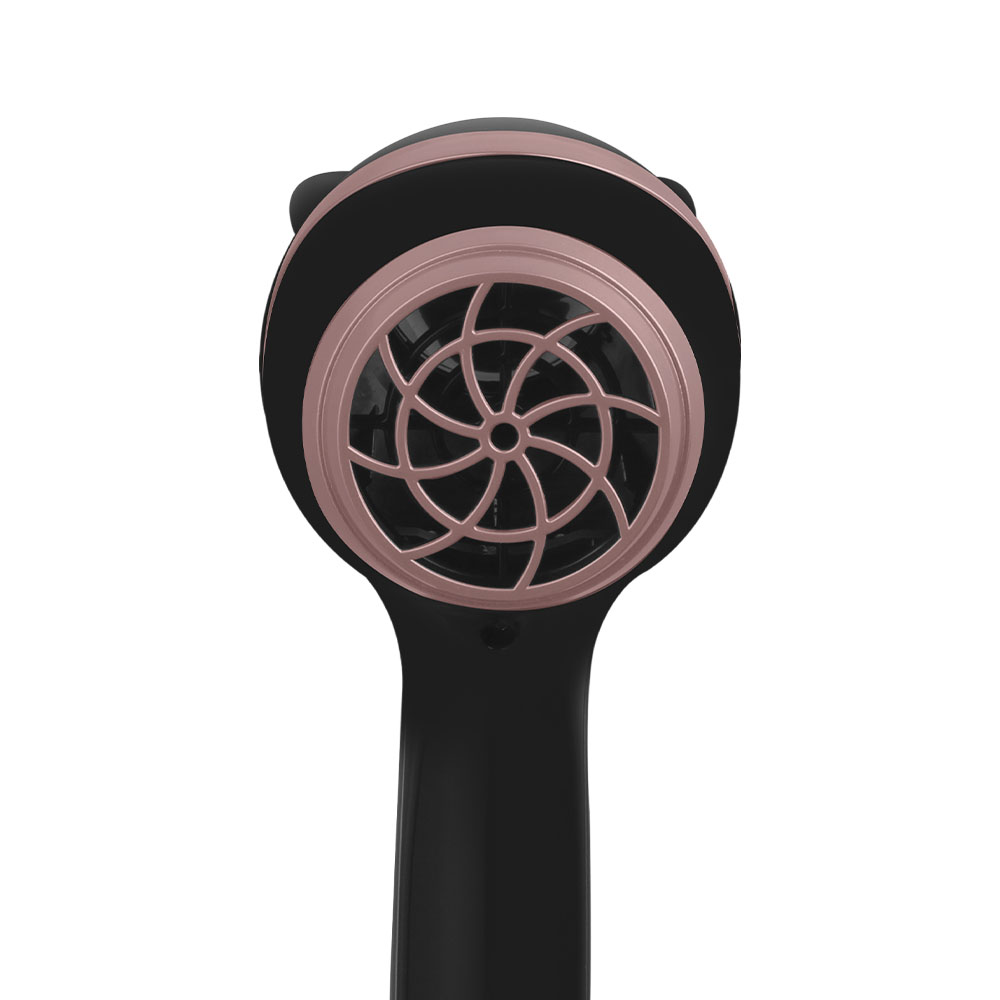 Primo piano dell'ugello di un asciugacapelli nero, con un anello oro rosa e un design a ventaglio.