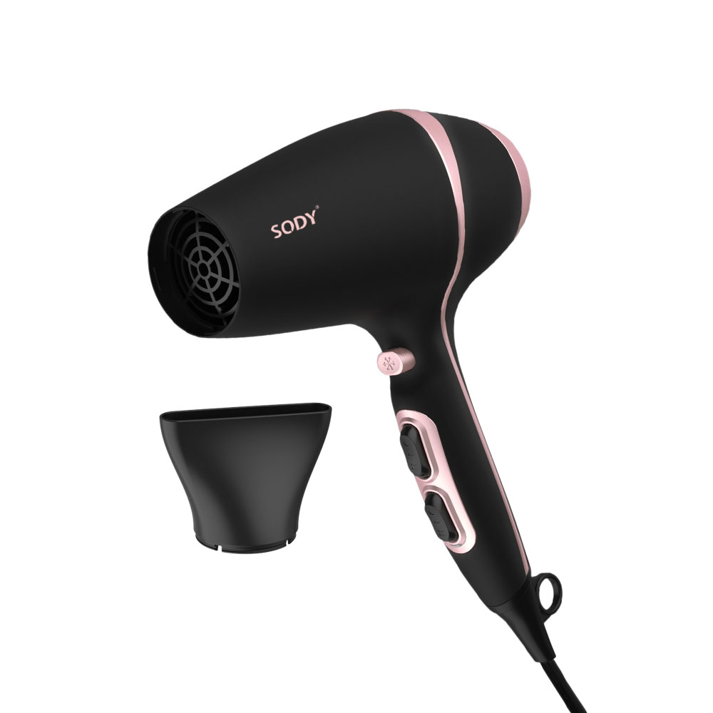 Asciugacapelli nero con dettagli oro rosa. Ugello rimovibile. Sfondo bianco.