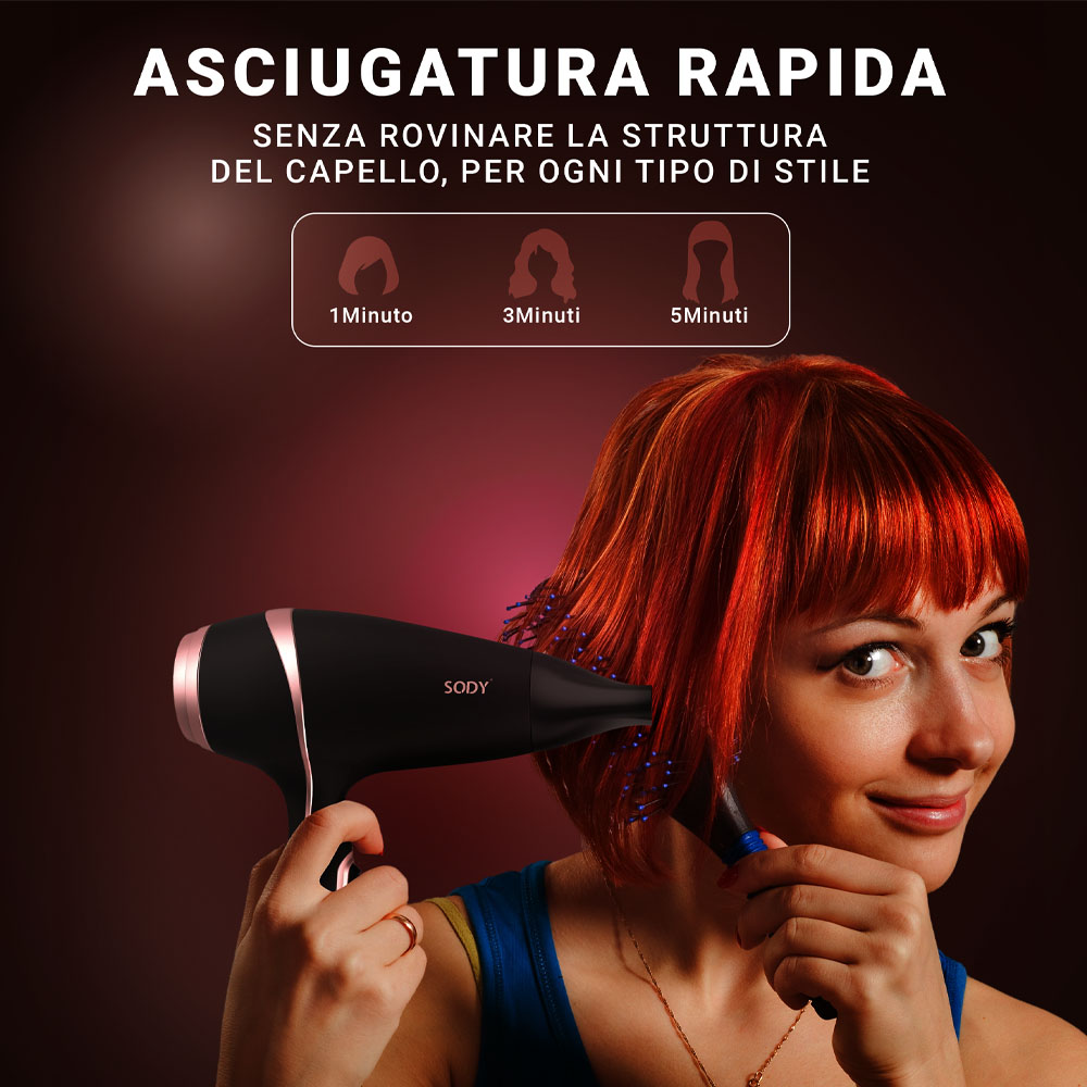 Donna che asciuga i suoi capelli rossi con un asciugacapelli nero. Il prodotto è di SODY e si asciuga rapidamente.