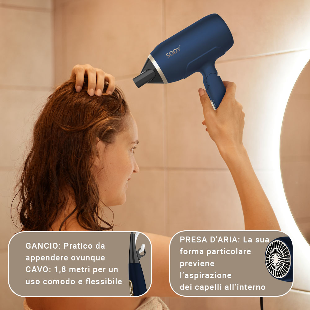 Una donna si asciuga i capelli con un asciugacapelli SODY blu. Il testo dice: "Pratico da appendere ovunque. Il cavo è lungo 1,8 metri".