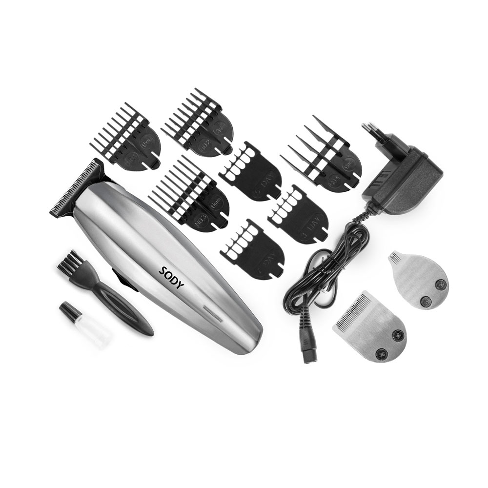 Un rasoio e accessori su bianco. Include pettini, una spazzola, un flacone di olio e un caricabatterie.