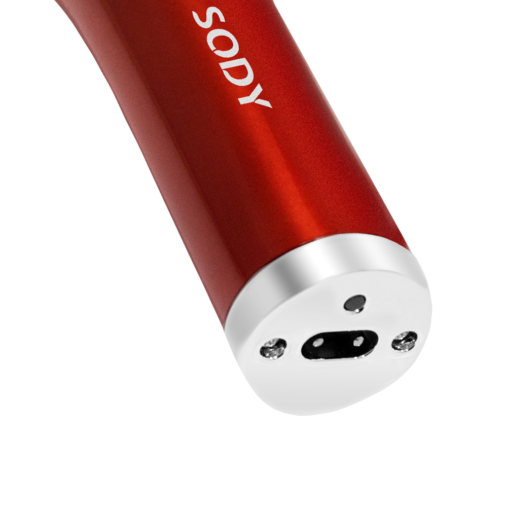 Primo piano di un oggetto metallico rosso con la scritta "SODY". L'oggetto ha una base argentata con una porta di ricarica.