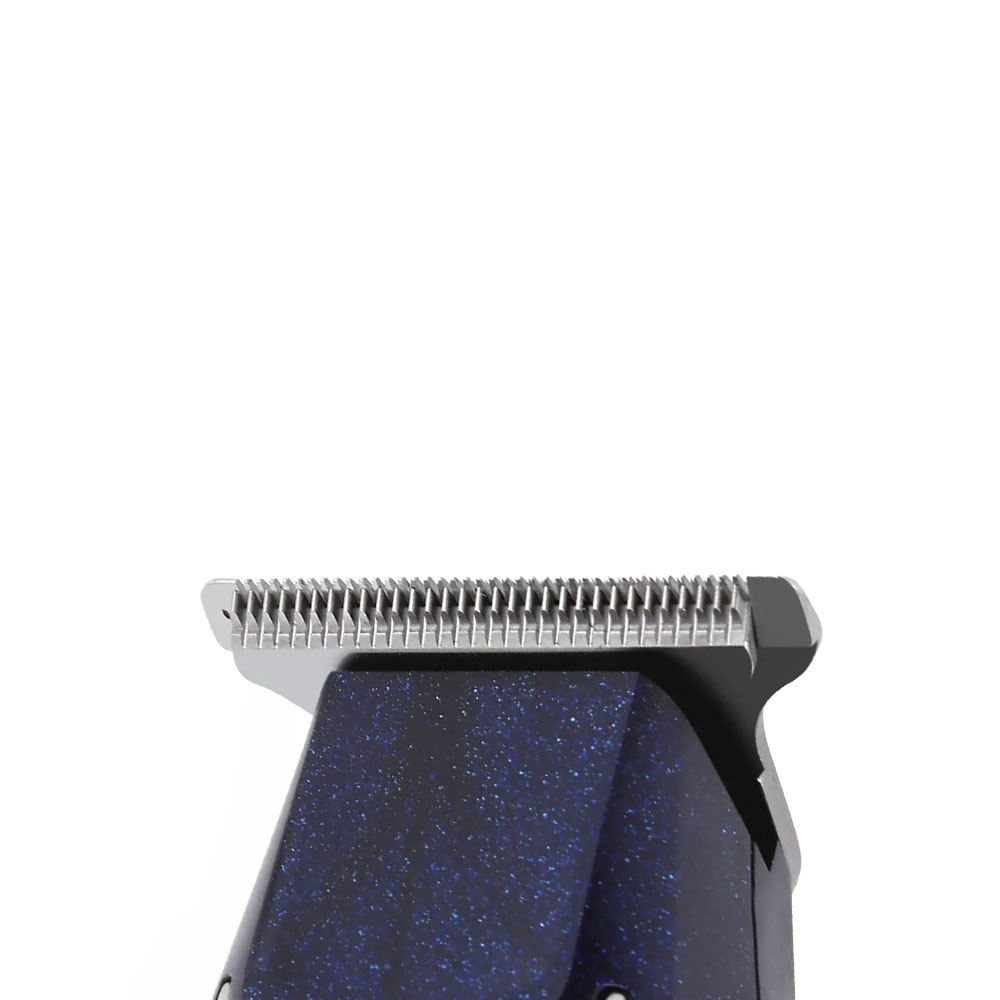 Primo piano della lama di un dispositivo per la cura della persona nero e argento, con manico blu maculato, su sfondo bianco.